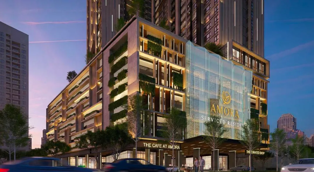 Pandangan udara malam Amora Park menunjukkan menara Amora Serviced Residence dan kedai Amora Boulevard