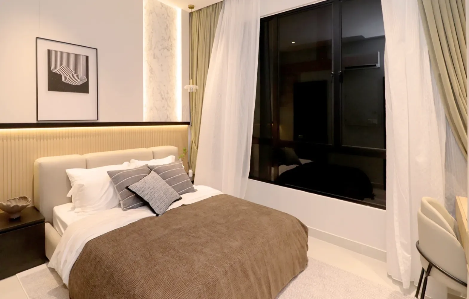 Bilik tidur utama unit contoh Calia Residence dengan langsir nipis dan tingkap pemandangan bandar