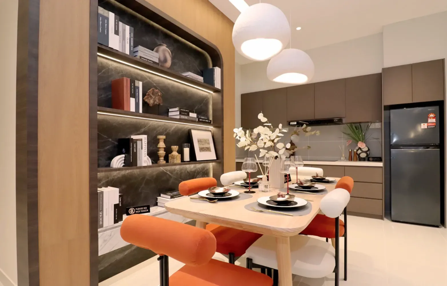 Ruang dapur dan sudut makan unit contoh Calia Residence dengan kabinet terbina dalam
