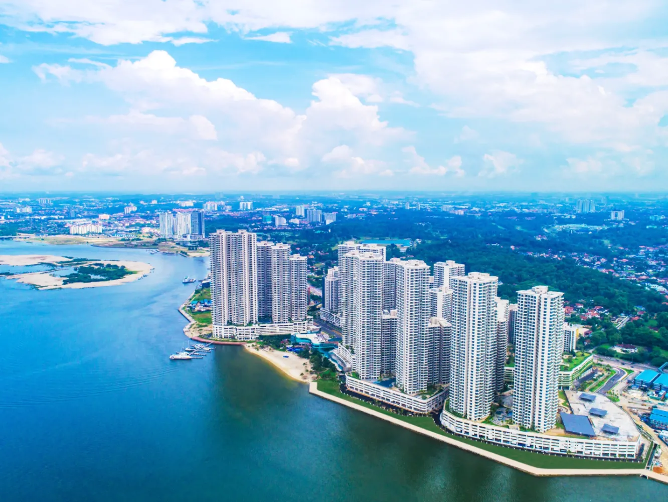 Fotografi udara menara kediaman pantai Country Garden Danga Bay di sepanjang garis pantai Danga Bay