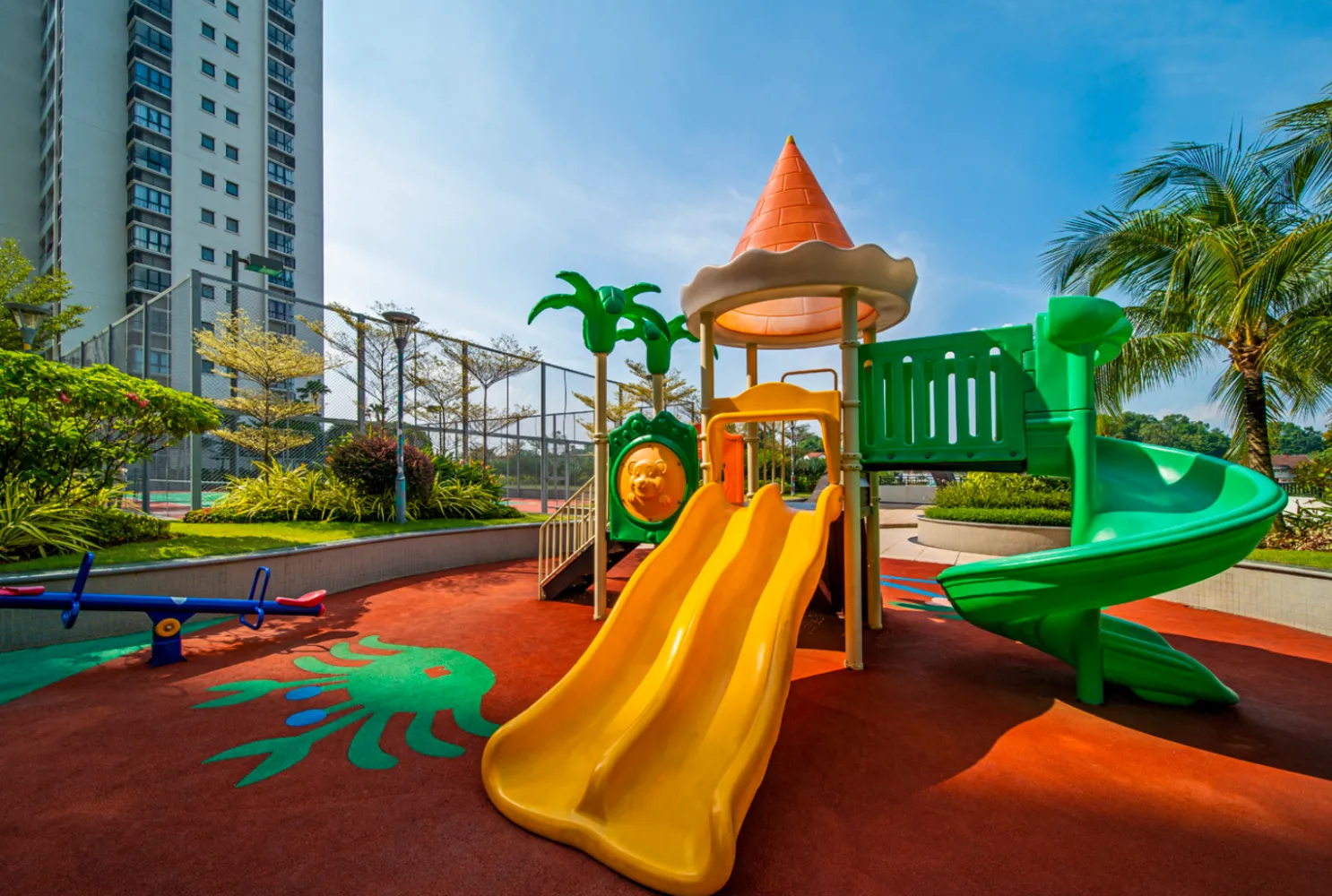 Taman permainan kanak-kanak luar dengan papan geluncur berwarna-warni di Country Garden Danga Bay