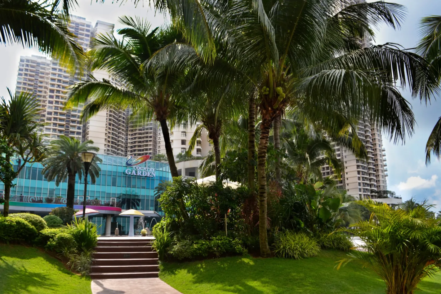 Laluan taman berlandskap menuju ke pintu masuk rumah kelab dan galeri jualan Country Garden Danga Bay