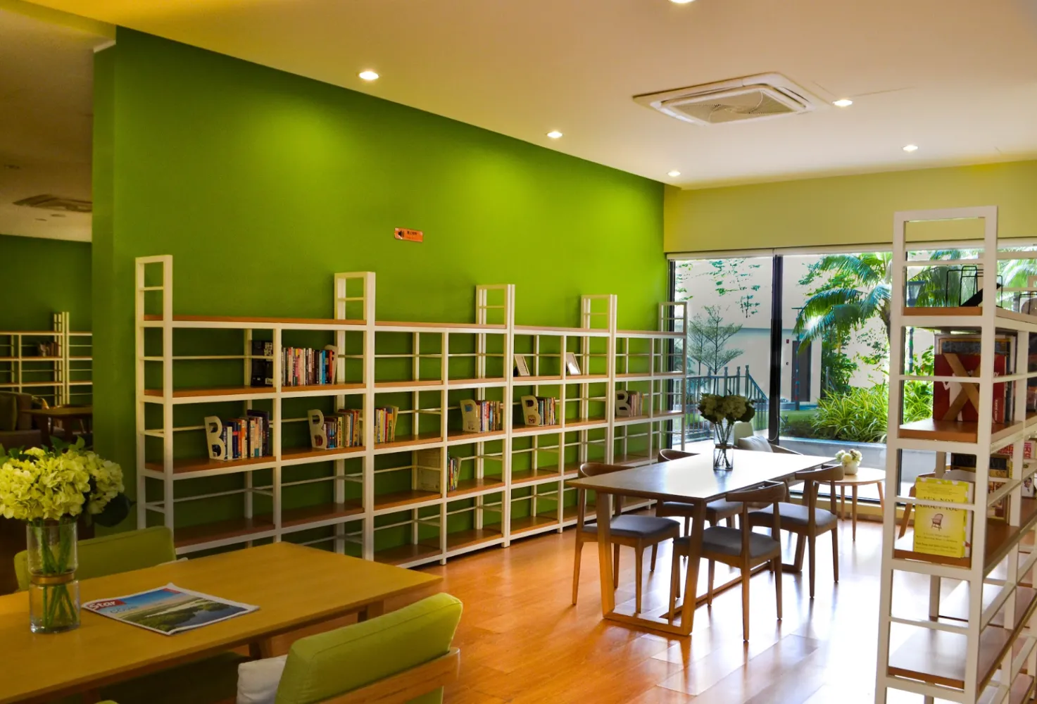 Perpustakaan dalaman dan ruang belajar dengan rak buku kayu di Country Garden Danga Bay