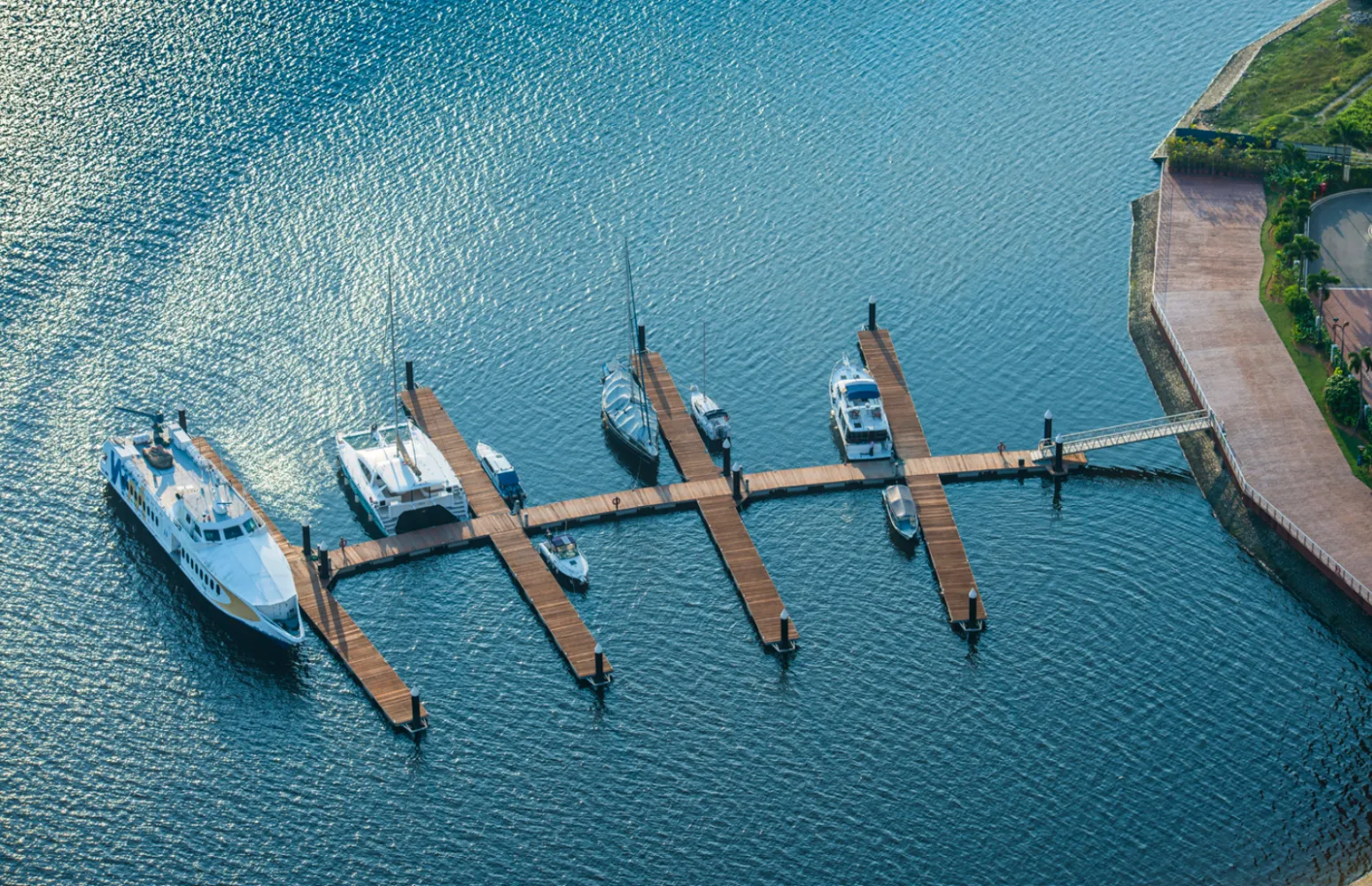 Pemandangan udara marina rekreasi antarabangsa dan dok terapung di Country Garden Danga Bay