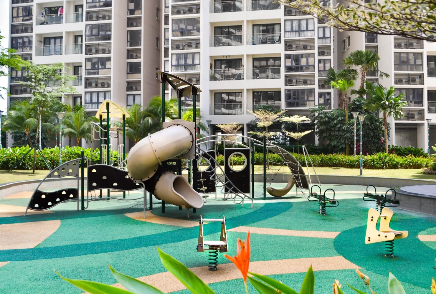 Istana permainan kanak-kanak luar dan struktur aktiviti memanjat di Country Garden Danga Bay