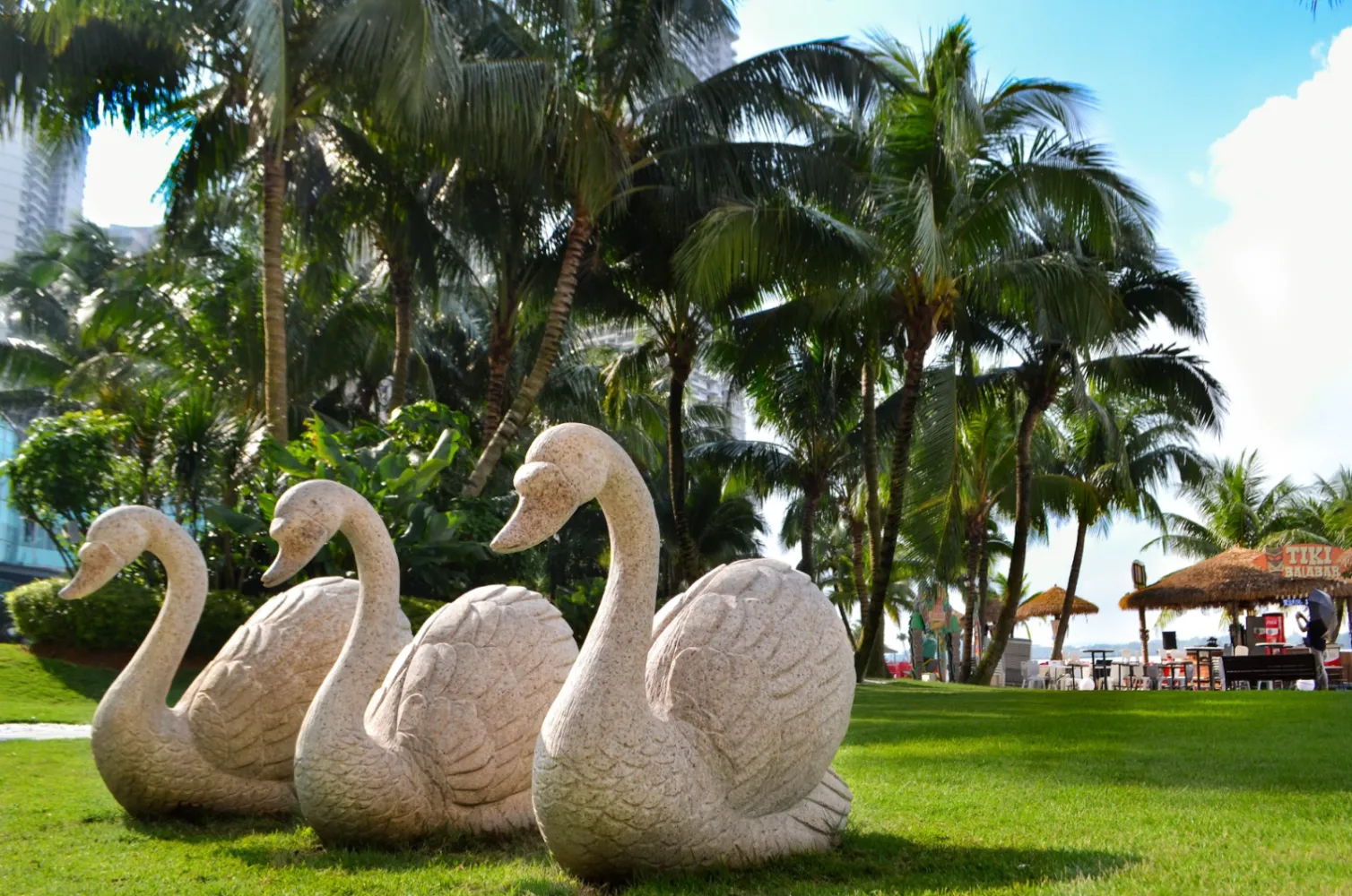 Taman berlandskap tepi laut dan ukiran angsa hiasan di atas padang rumput Country Garden Danga Bay