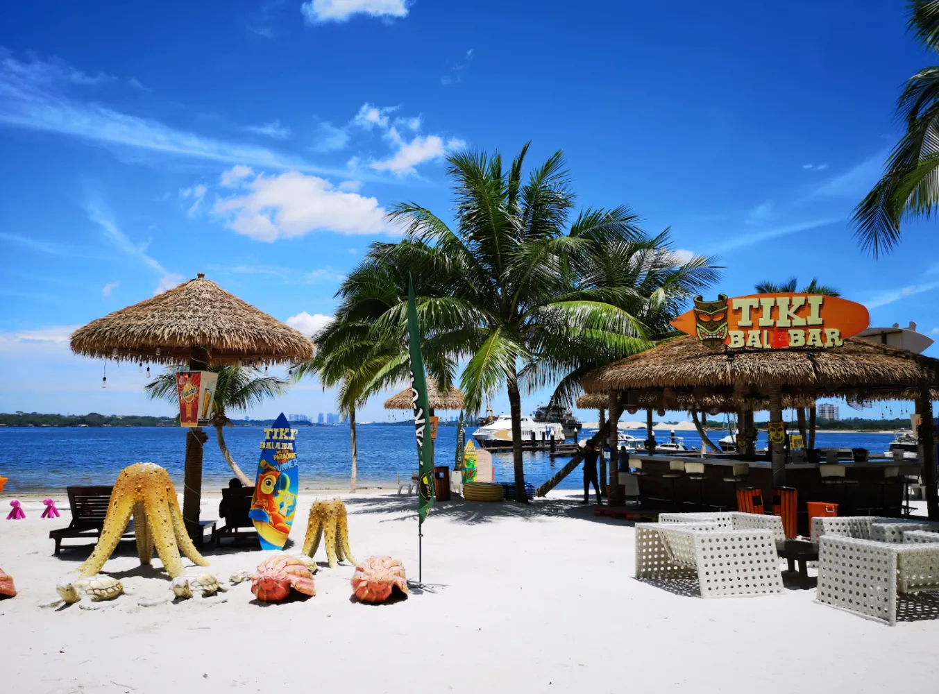 Pantai buatan pasir putih peribadi 400 meter dan bar pantai Tiki di Country Garden Danga Bay Johor Bahru