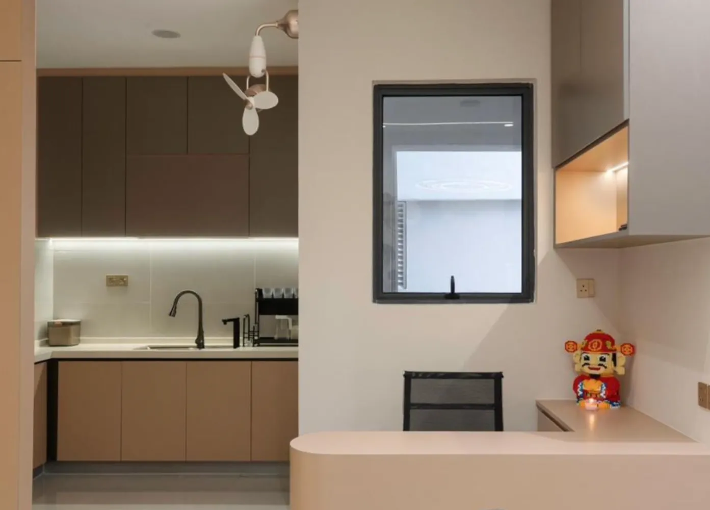 Hiasan dalaman dapur unit contoh moden dengan kabinet coklat di Country Garden Danga Bay