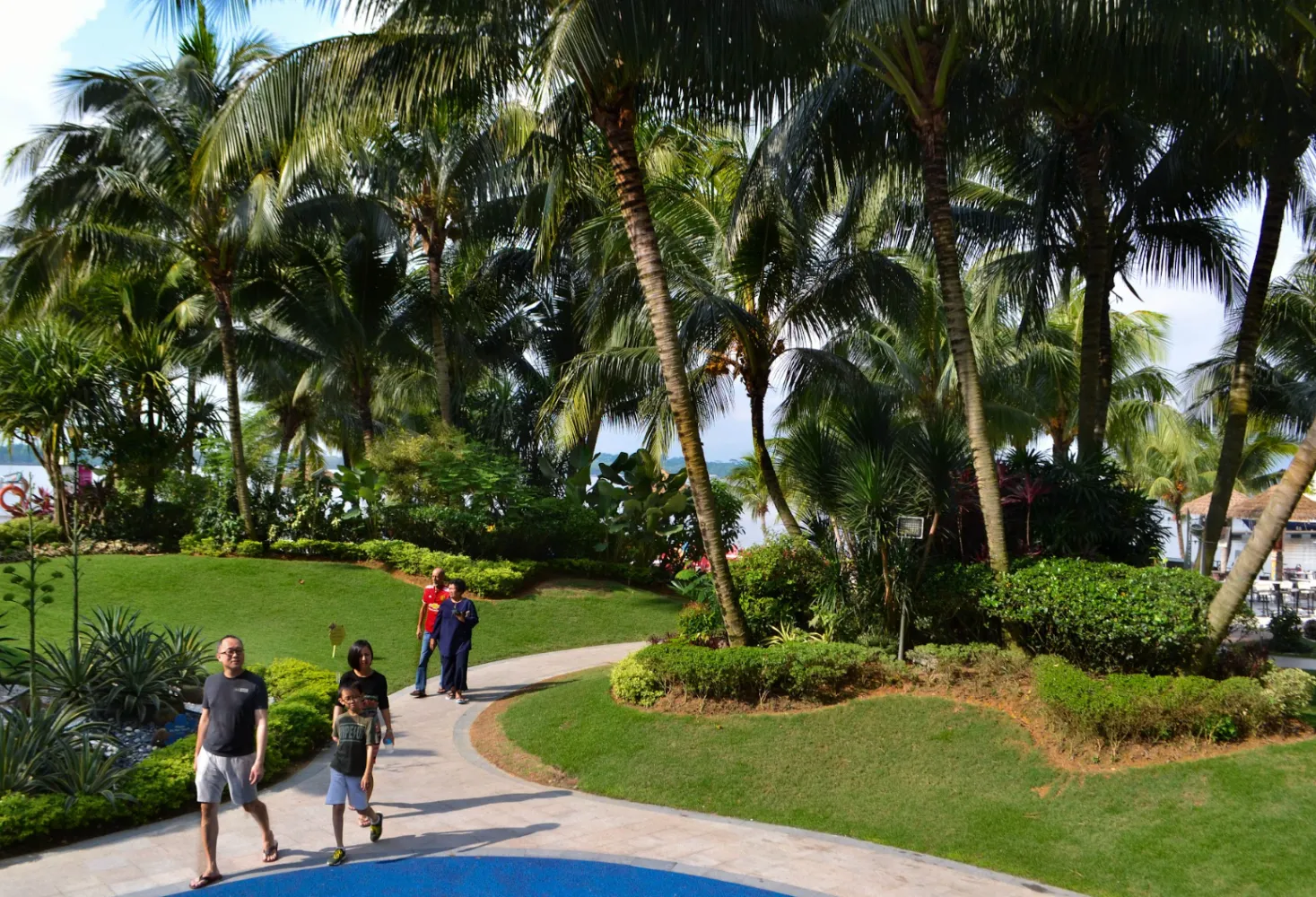 Penduduk bersiar-siar di sepanjang laluan taman tropika di dalam kawasan Country Garden Danga Bay