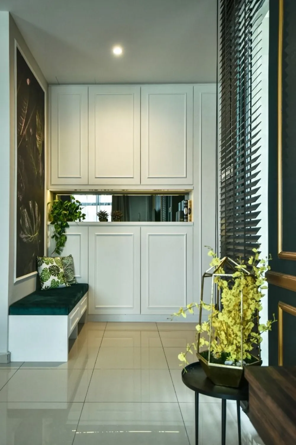 Danga Sutera Skudai Semi-Detached Homes (Phase 2) Danga Sutera Skudai show unit foyer entrance with built-in shoe cabinet and feature wall
