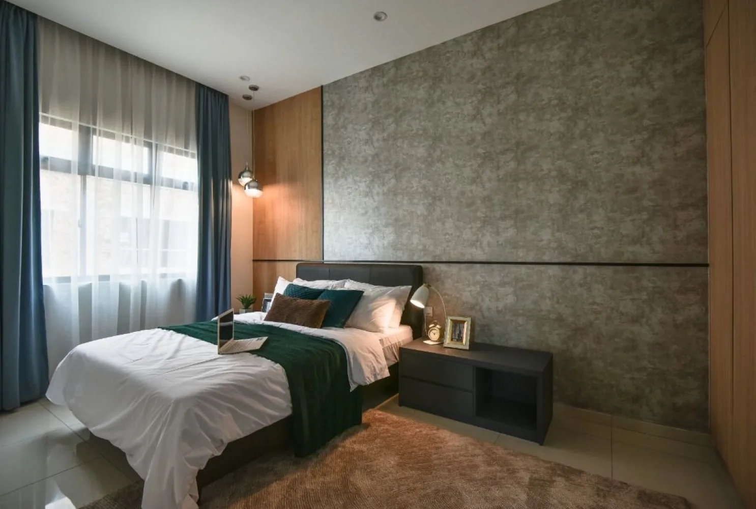 Danga Sutera Skudai Semi-Detached Homes (Phase 2) Danga Sutera Skudai show unit master bedroom with four-poster bed frame and en-suite dressing area