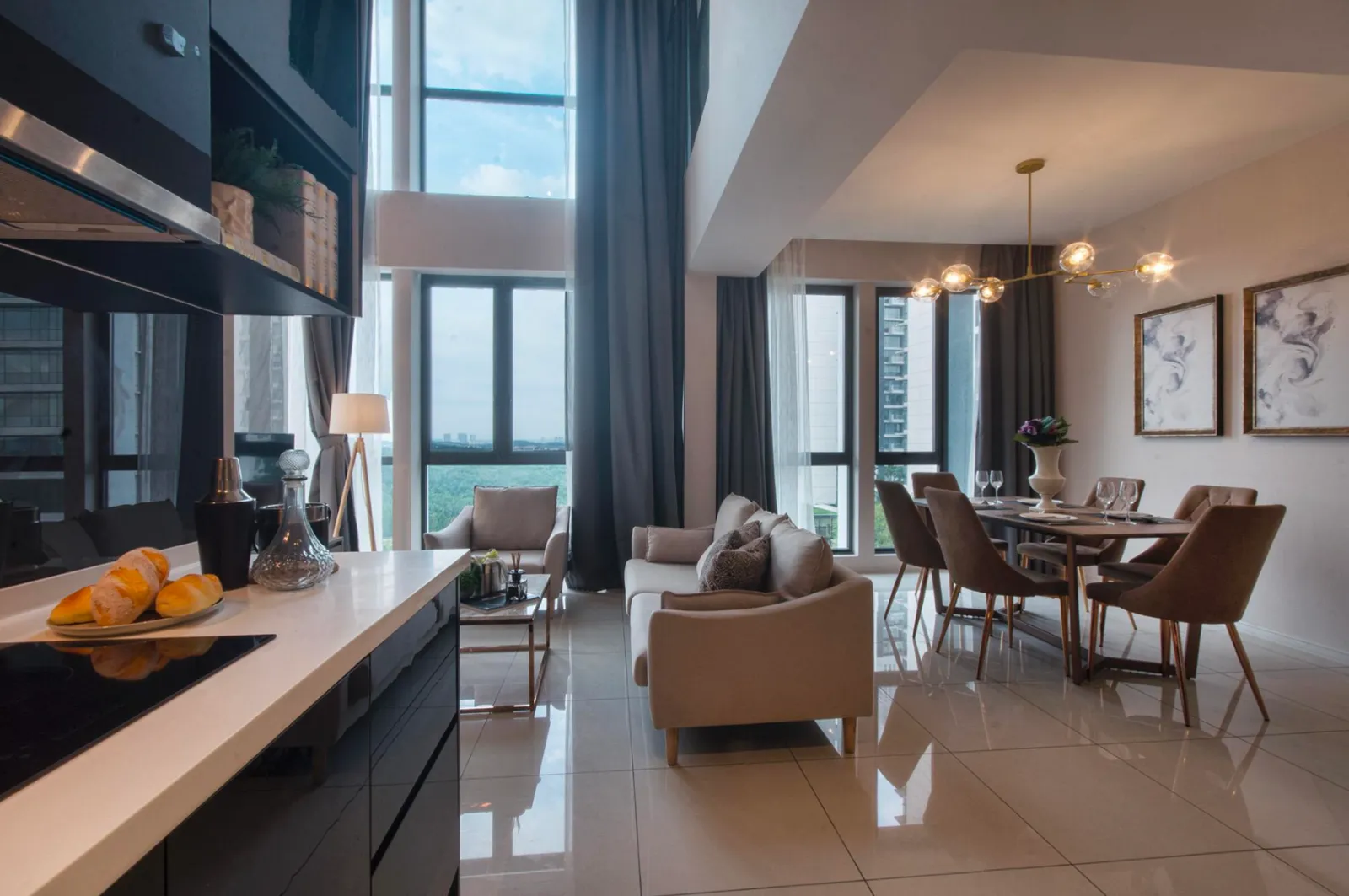 Ruang dapur, tamu dan makan pelan terbuka unit duplex Elysia Park Residence dengan tingkap dua tingkat dan pemandangan bandar