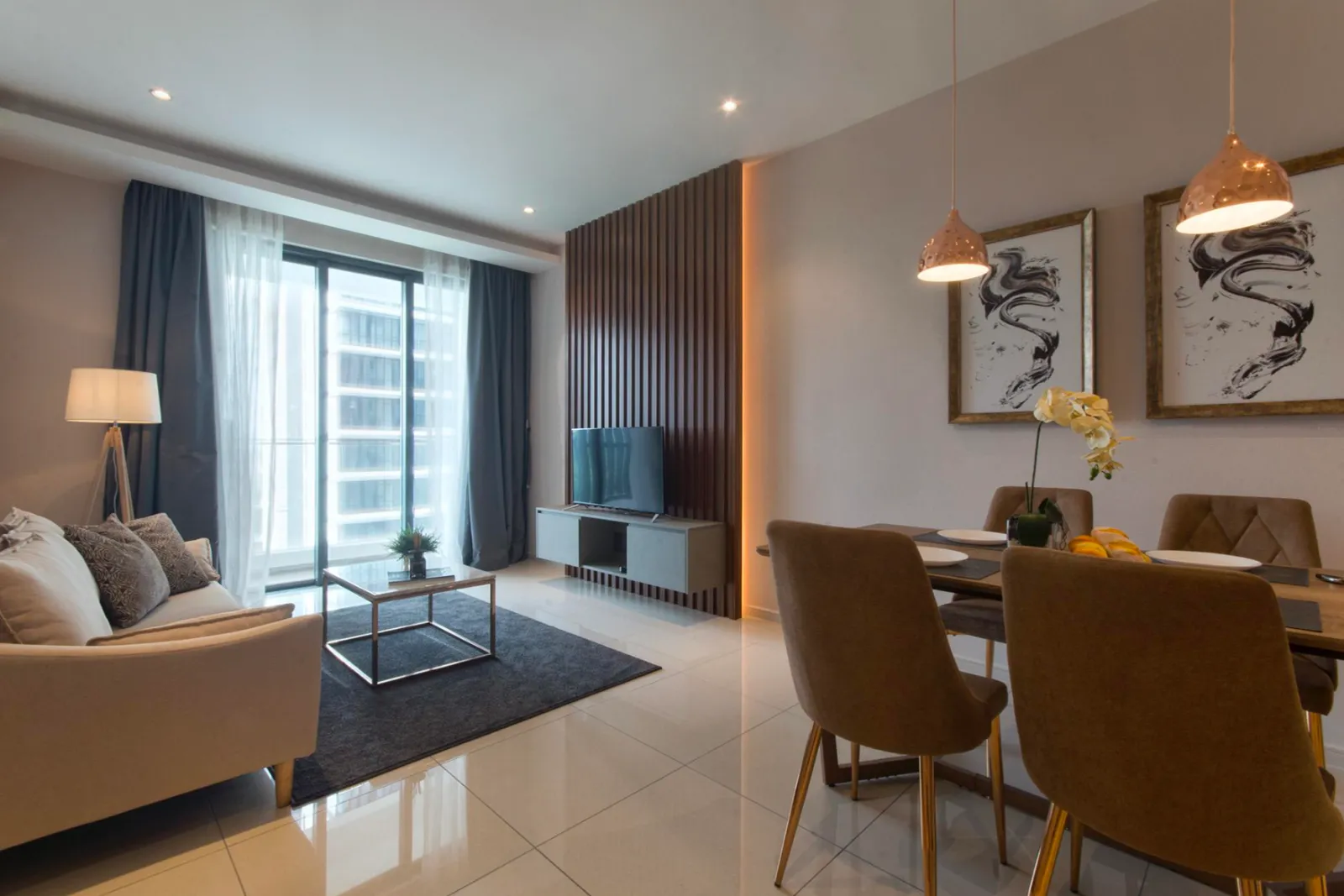 Ruang tamu dan makan berperabot di Elysia Park Residence dengan sofa kelabu dan dinding fitur corak marmar