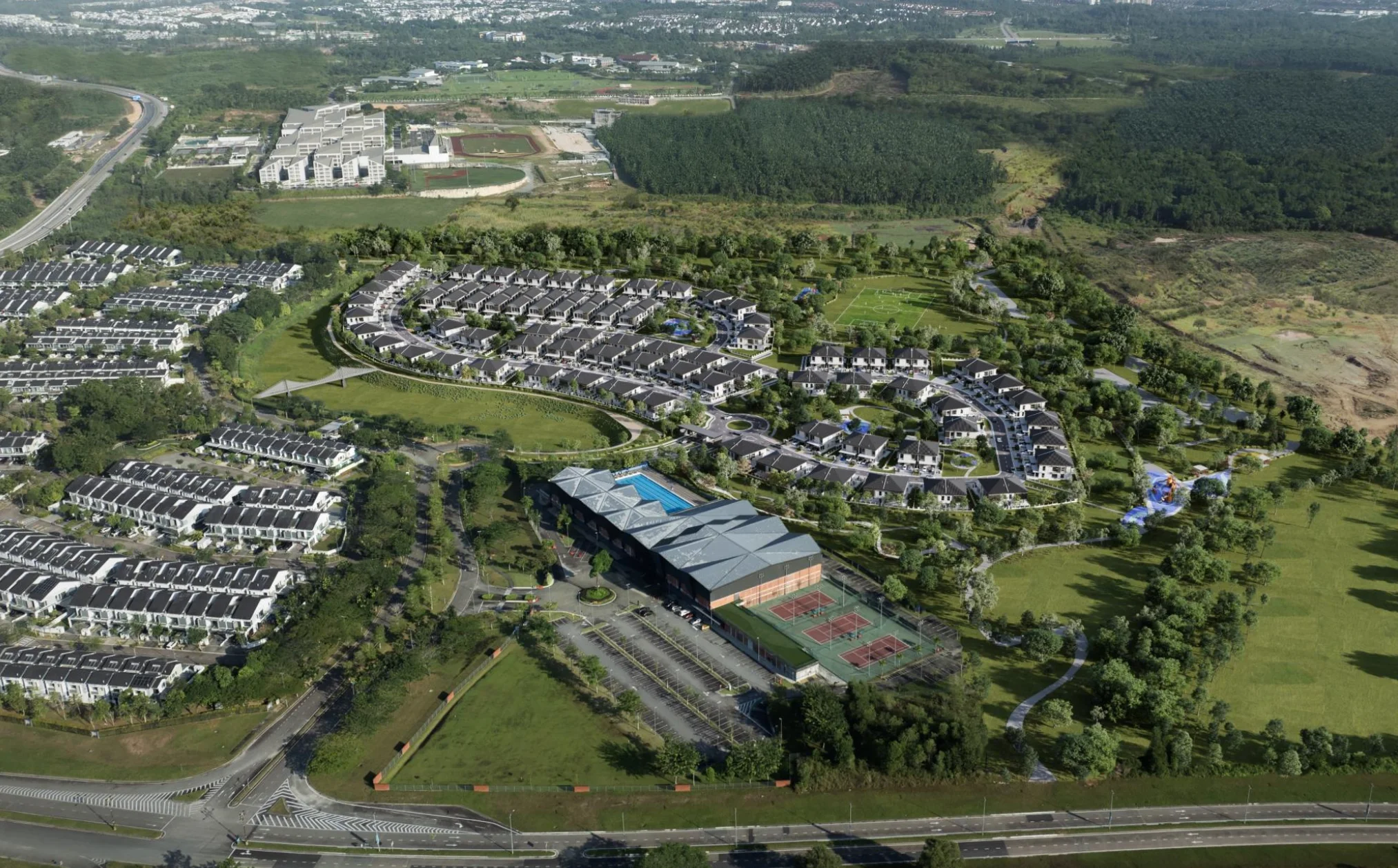 Pandangan udara tapak Estuari Greens & Parkhomes menunjukkan kelab rumah dan fasa teres sekeliling, Puteri Harbour