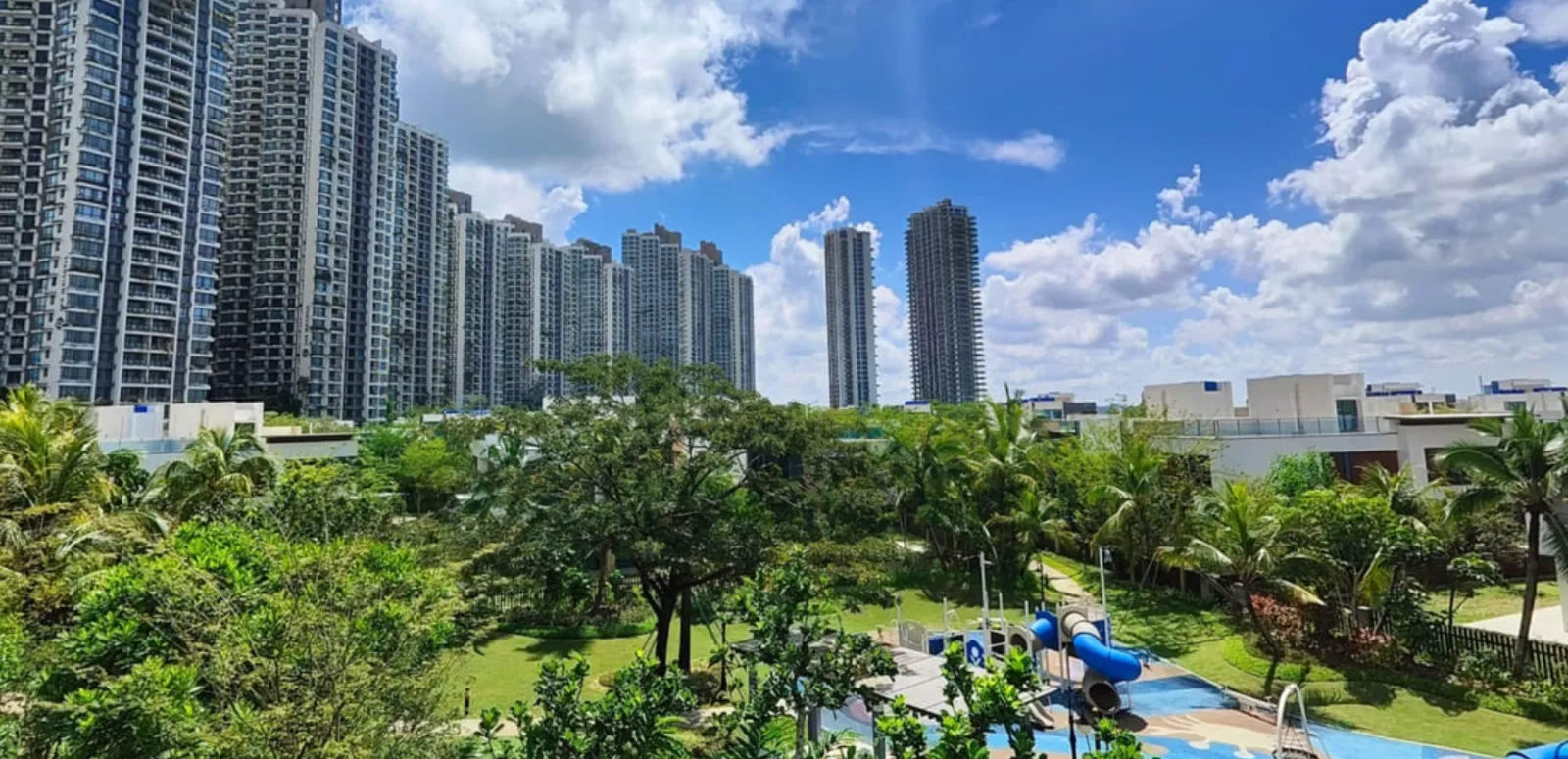 Pemandangan udara menara kediaman Forest City, taman berlandskap dan taman permainan kanak-kanak