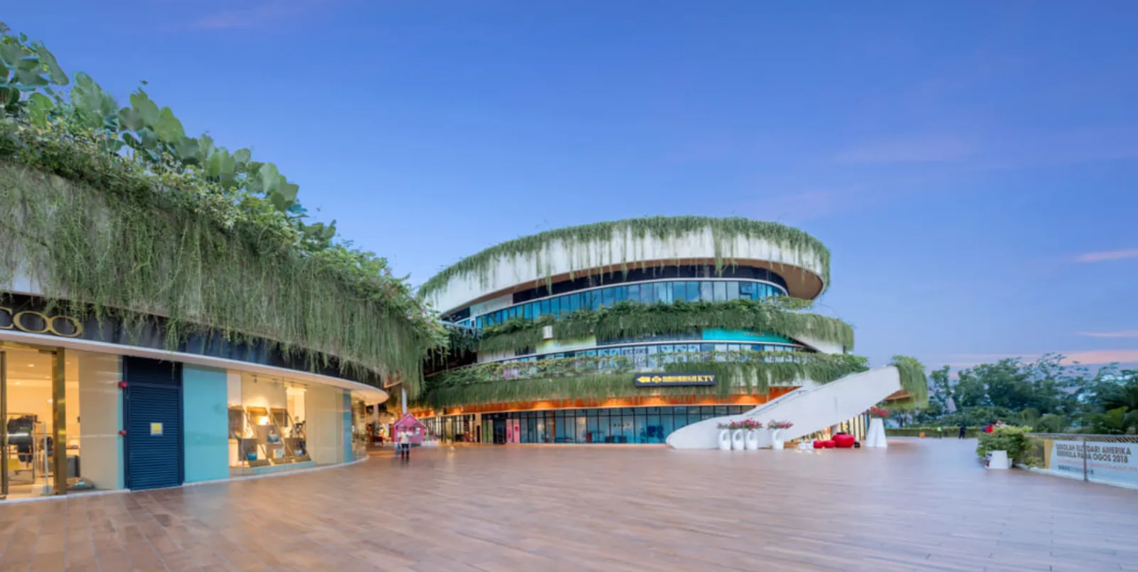 Jalan komersial dan bulevard runcit Forest City berhampiran presint Phoenix pada waktu senja