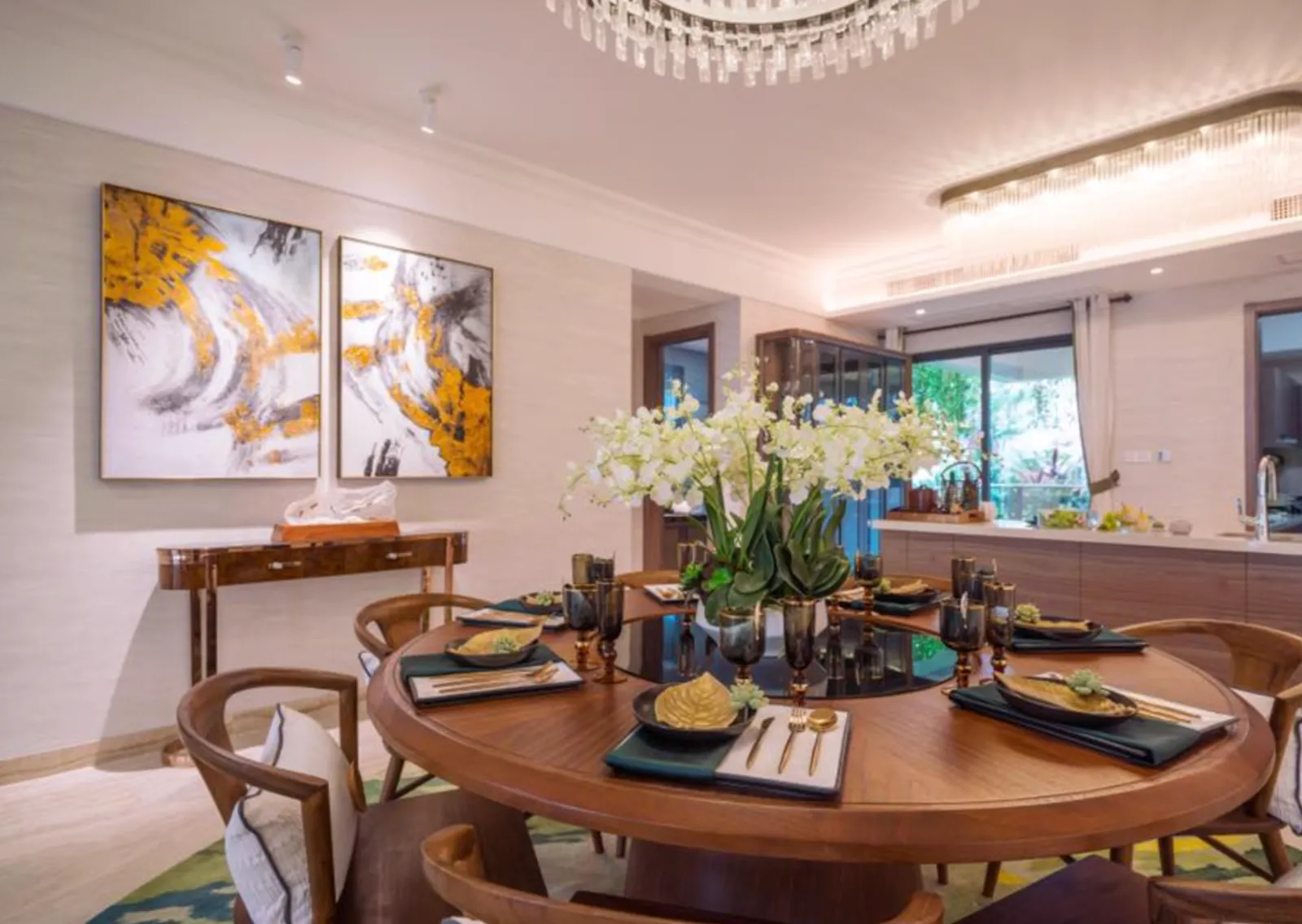 Kawasan makan Forest City Nigella Park yang terbuka ke dapur konsep terbuka dan ruang tamu