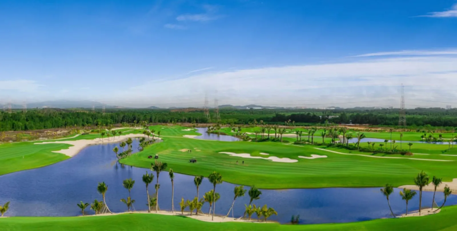 Pemandangan udara fairway dan tasik Jack Nicklaus Legacy Golf Course di Forest City Golf Resort