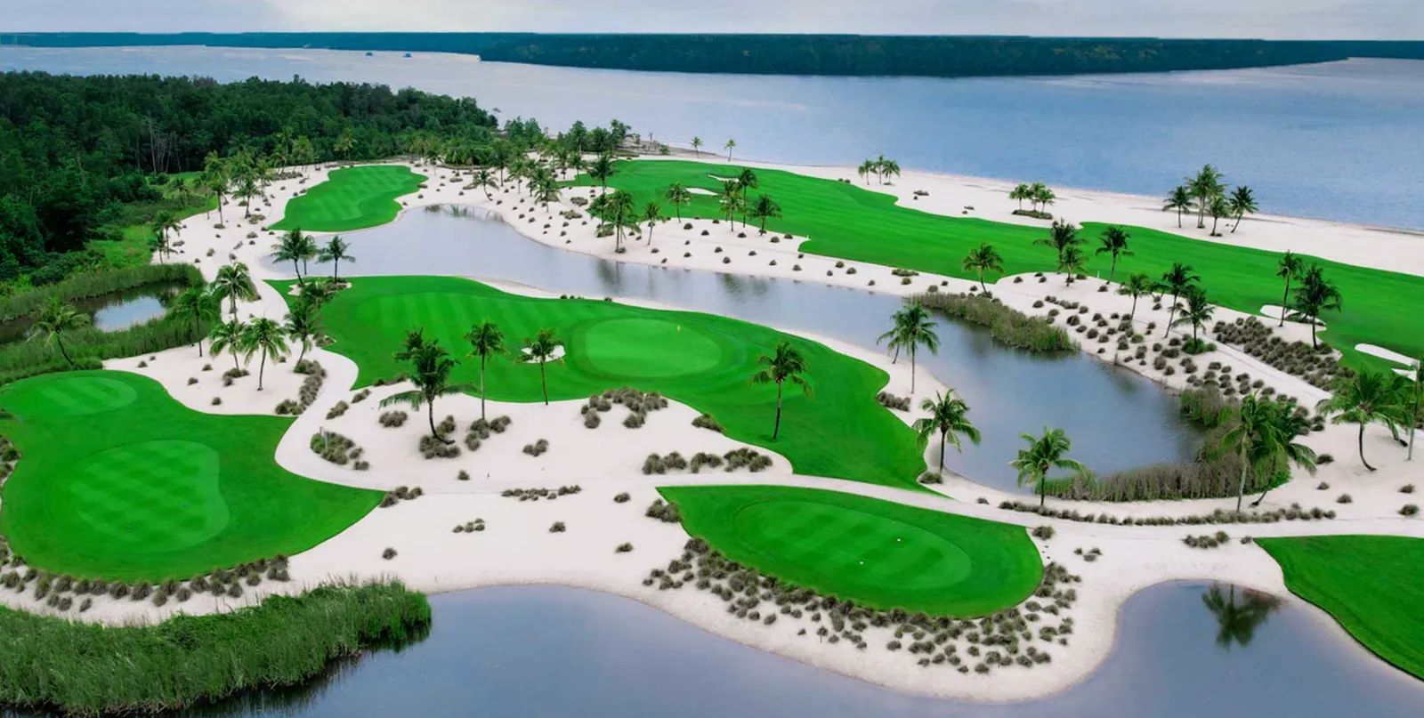 Bunker sisa ikonik dan fairway berbaris pokok kelapa Jack Nicklaus Legacy Golf Course bersempadan Sungai Pulai