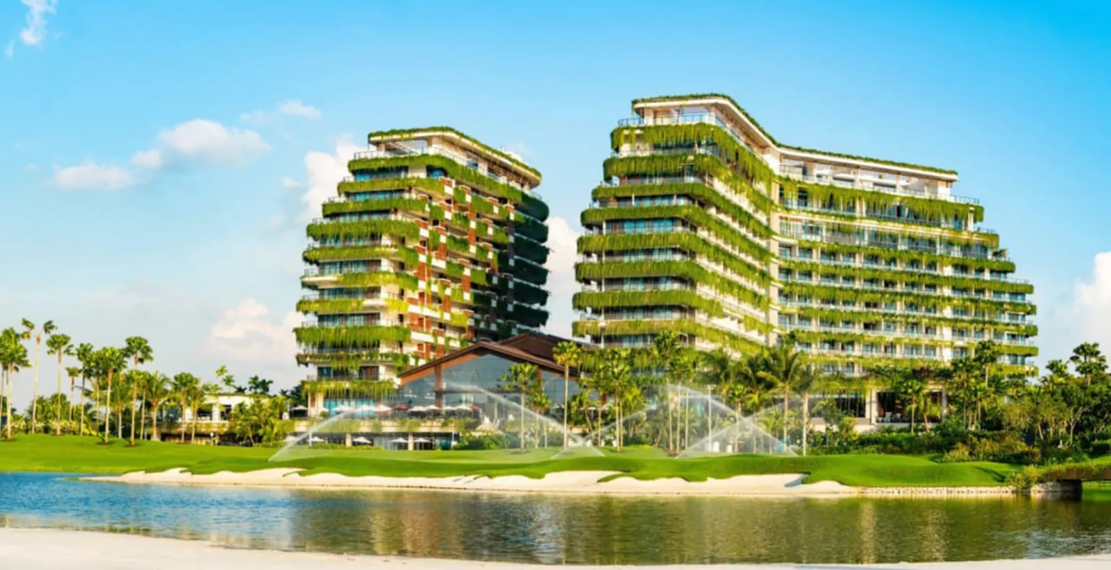 Menara berkembar fasad hijau Forest City Nigella Park dilihat merentasi lagun resort