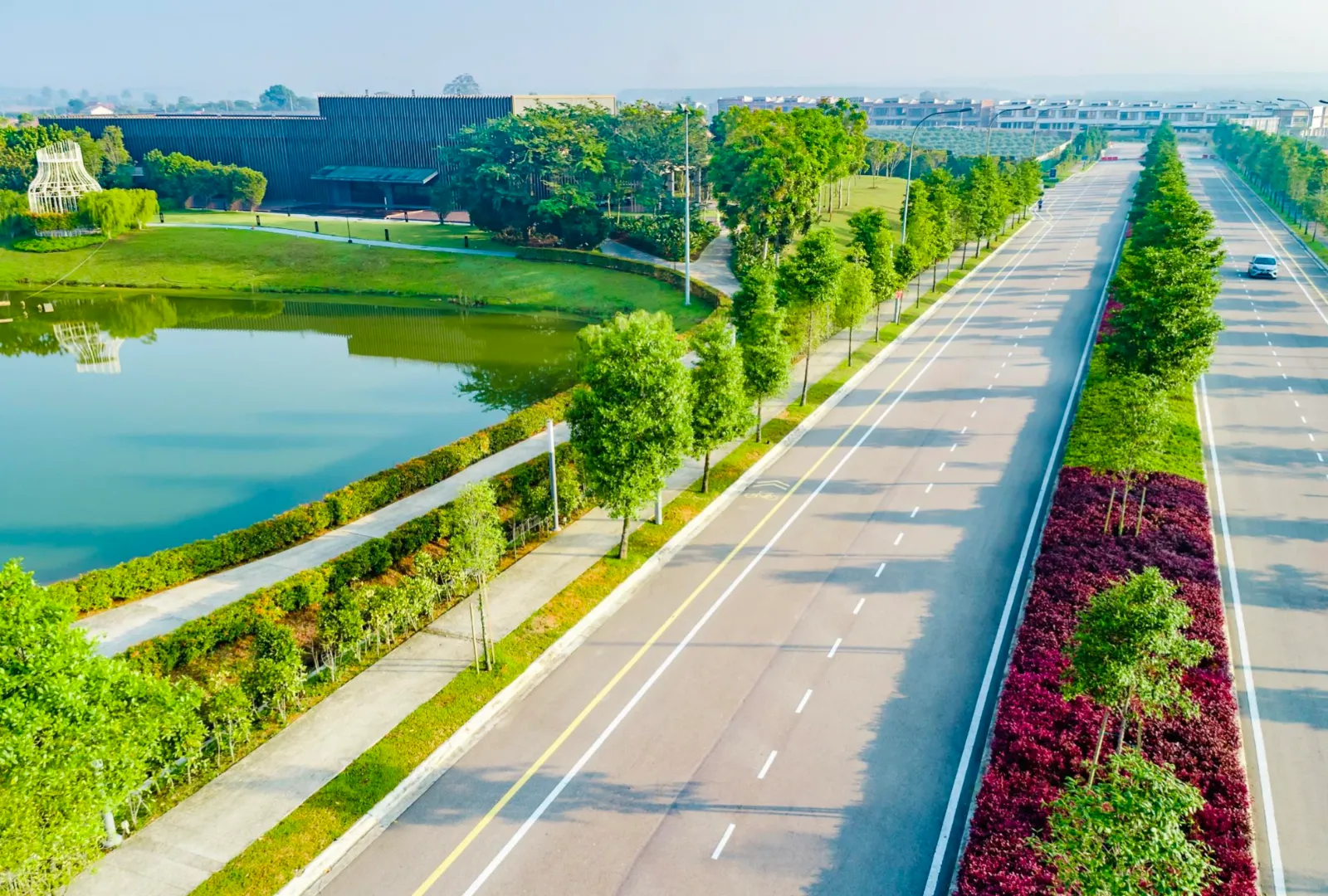 Boulevard berpokok dan Tanjakan Maple berhampiran Jasmine 3 di bandar Meridin East
