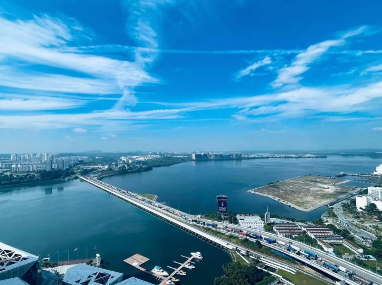 Pemandangan dari balkoni unit R&F Princess Cove merentasi Selat Johor ke arah tambak Laluan Utama Johor-Singapura