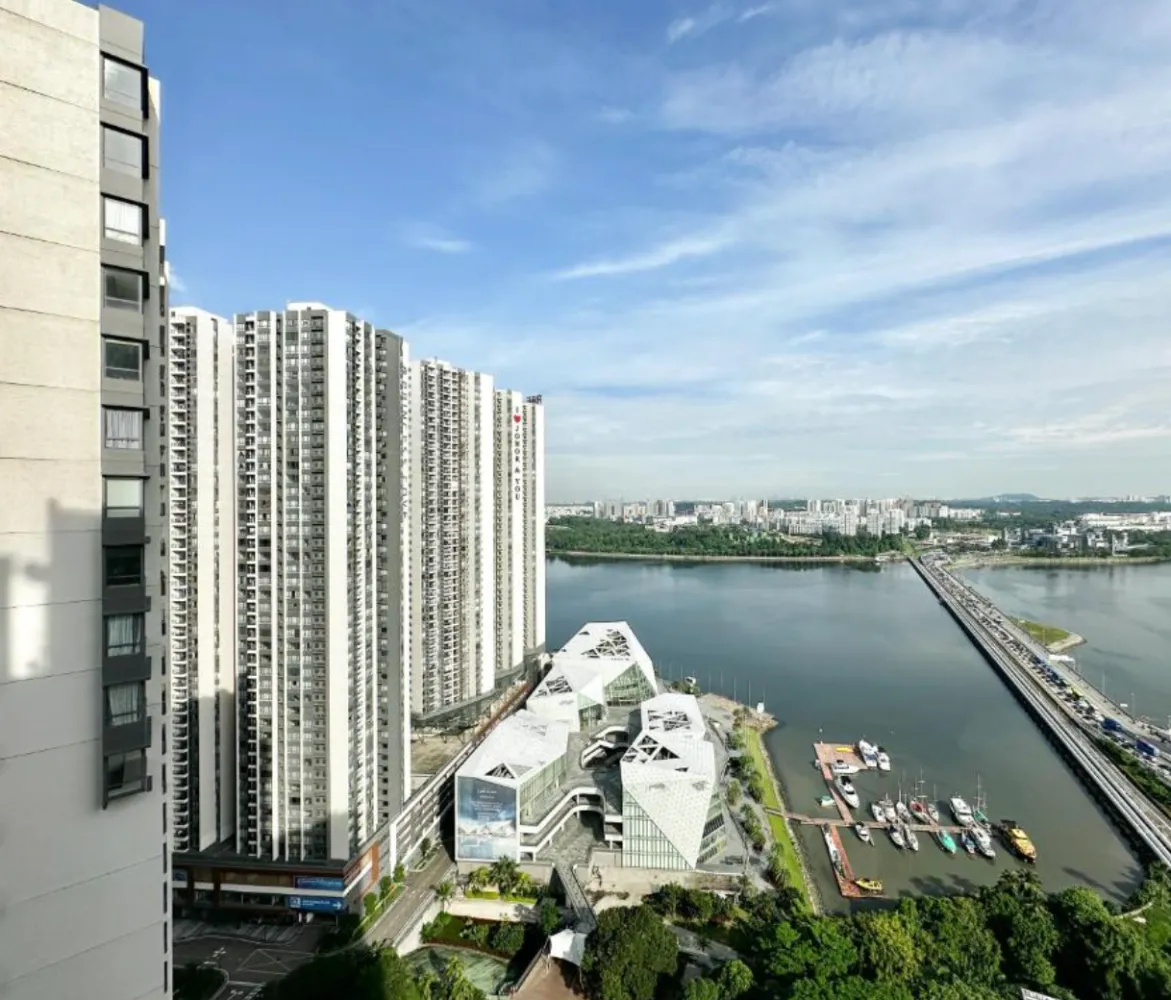 Pemandangan aras tinggi menara R&F Princess Cove, R&F Mall dan marina dari unit berhampiran