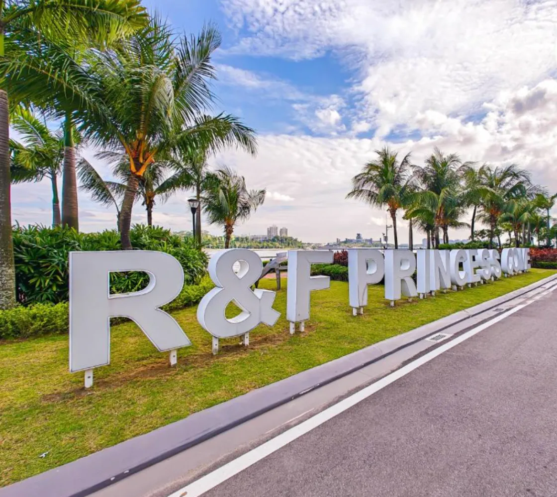 Papan tanda pintu masuk R&F Princess Cove di promenad tepi air, Tanjung Puteri Johor Bahru
