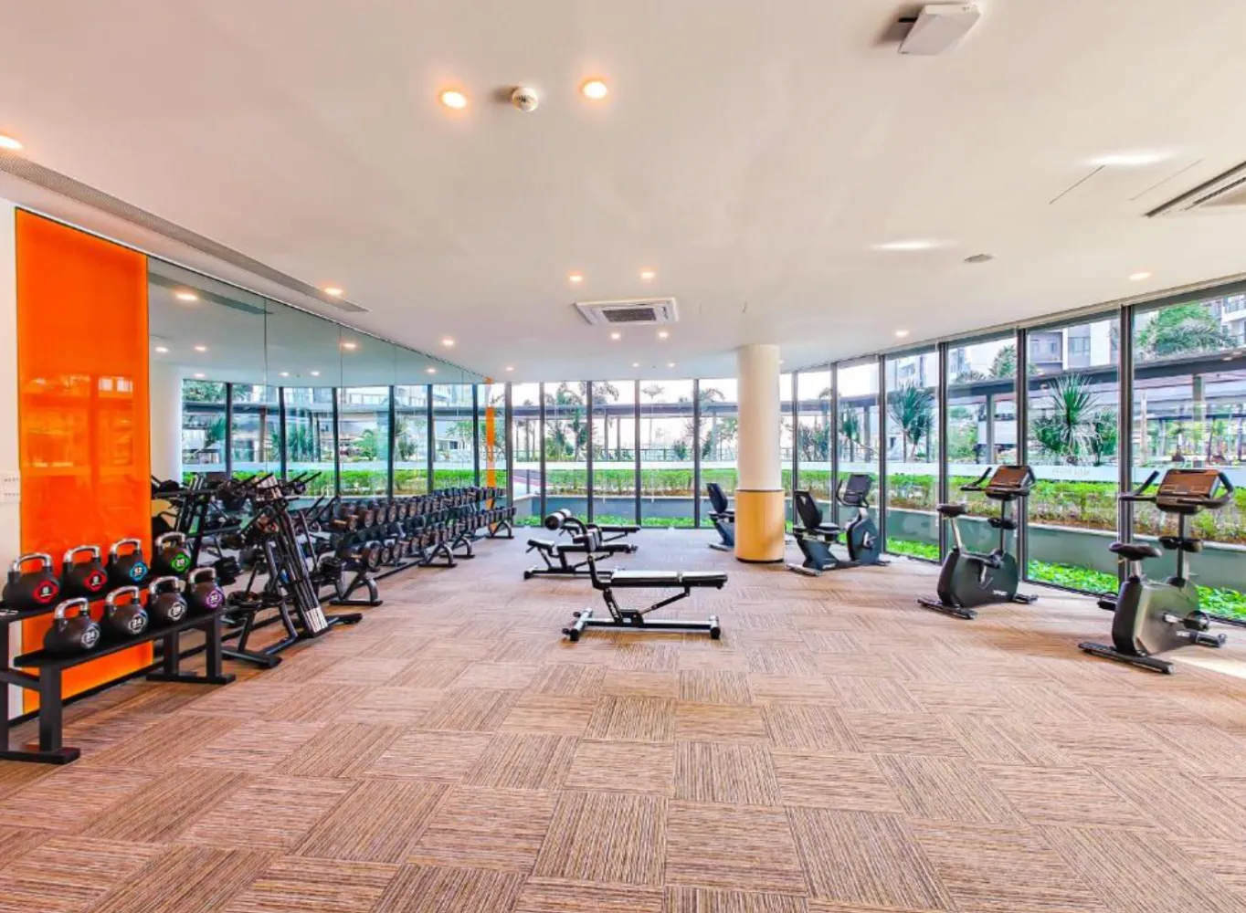 Gimnasium penduduk R&F Princess Cove dengan peralatan kardio dan kekuatan menghadap taman podium
