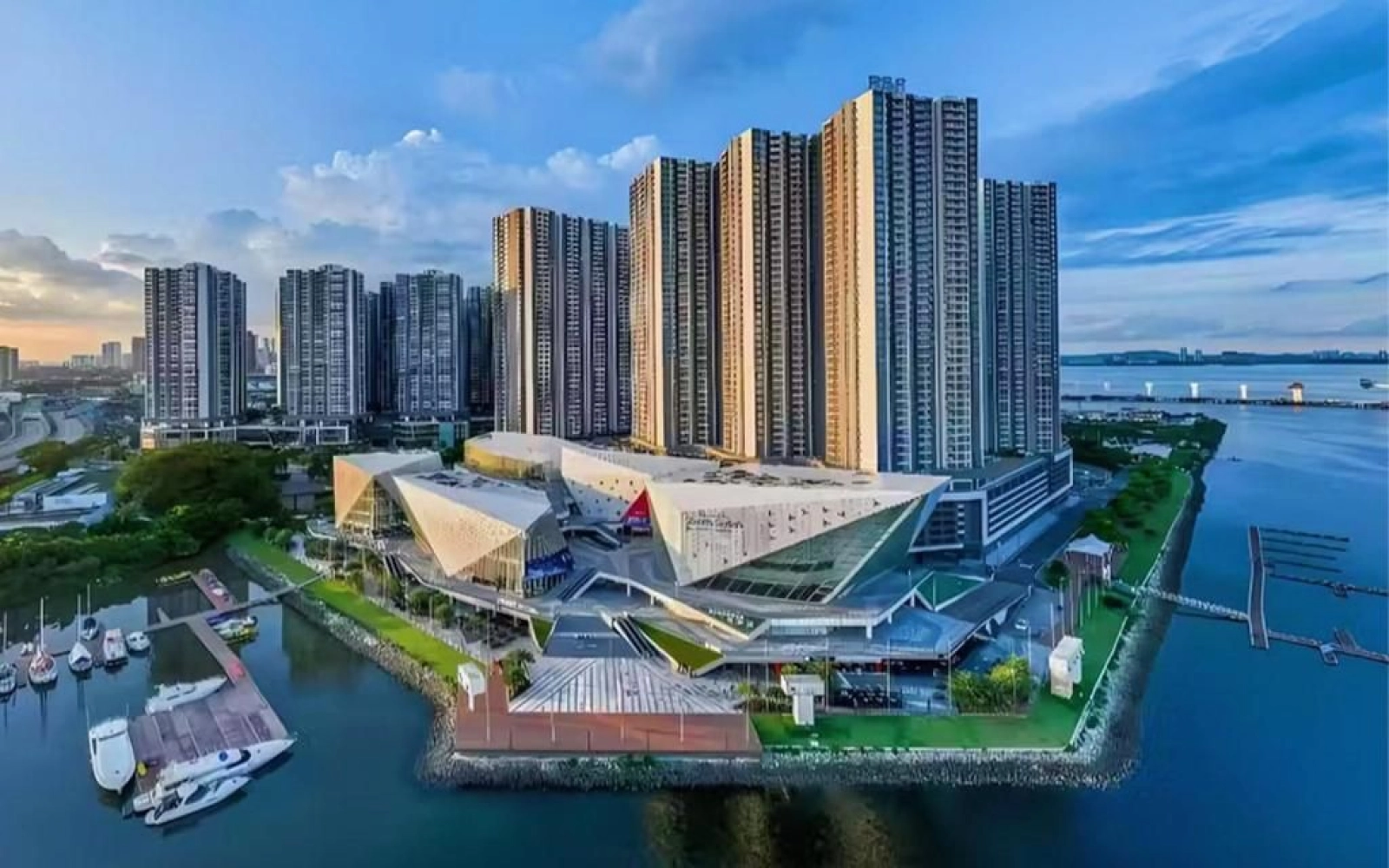 Pandangan udara siap R&F Princess Cove dan R&F Mall di tepi laut Selat Johor, Johor Bahru