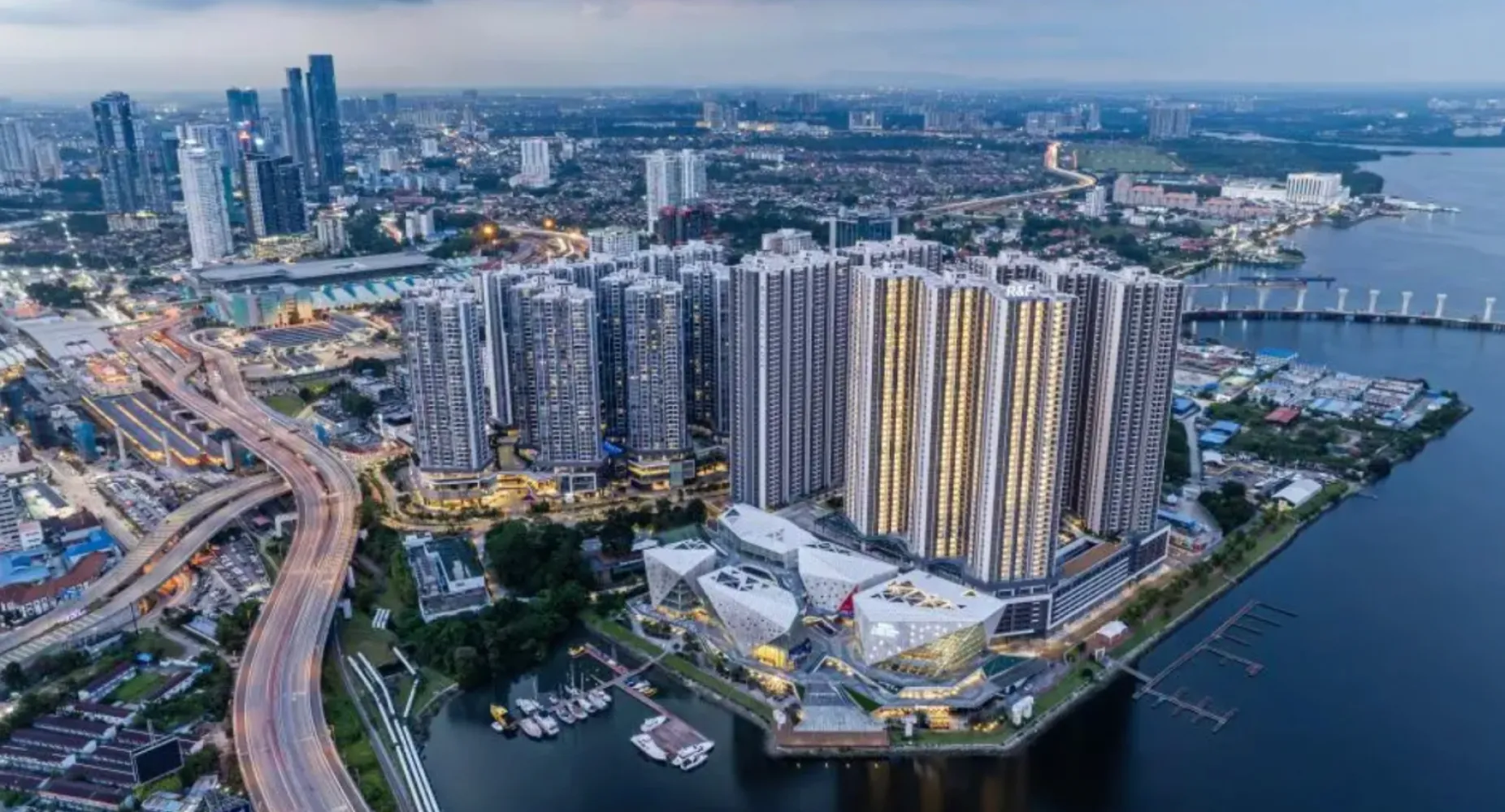 Foto udara R&F Princess Cove dan R&F Mall dengan Laluan Utama Johor-Singapura kelihatan, Tanjung Puteri
