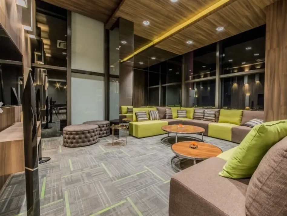 Lounge ruang kerja bersama Setia Sky 88 dengan tempat duduk sofa dan pencahayaan hangat