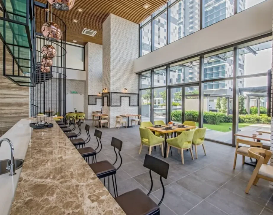 Lounge dan pantri penduduk Setia Sky 88 dengan tempat duduk bar dan pemandangan bandar