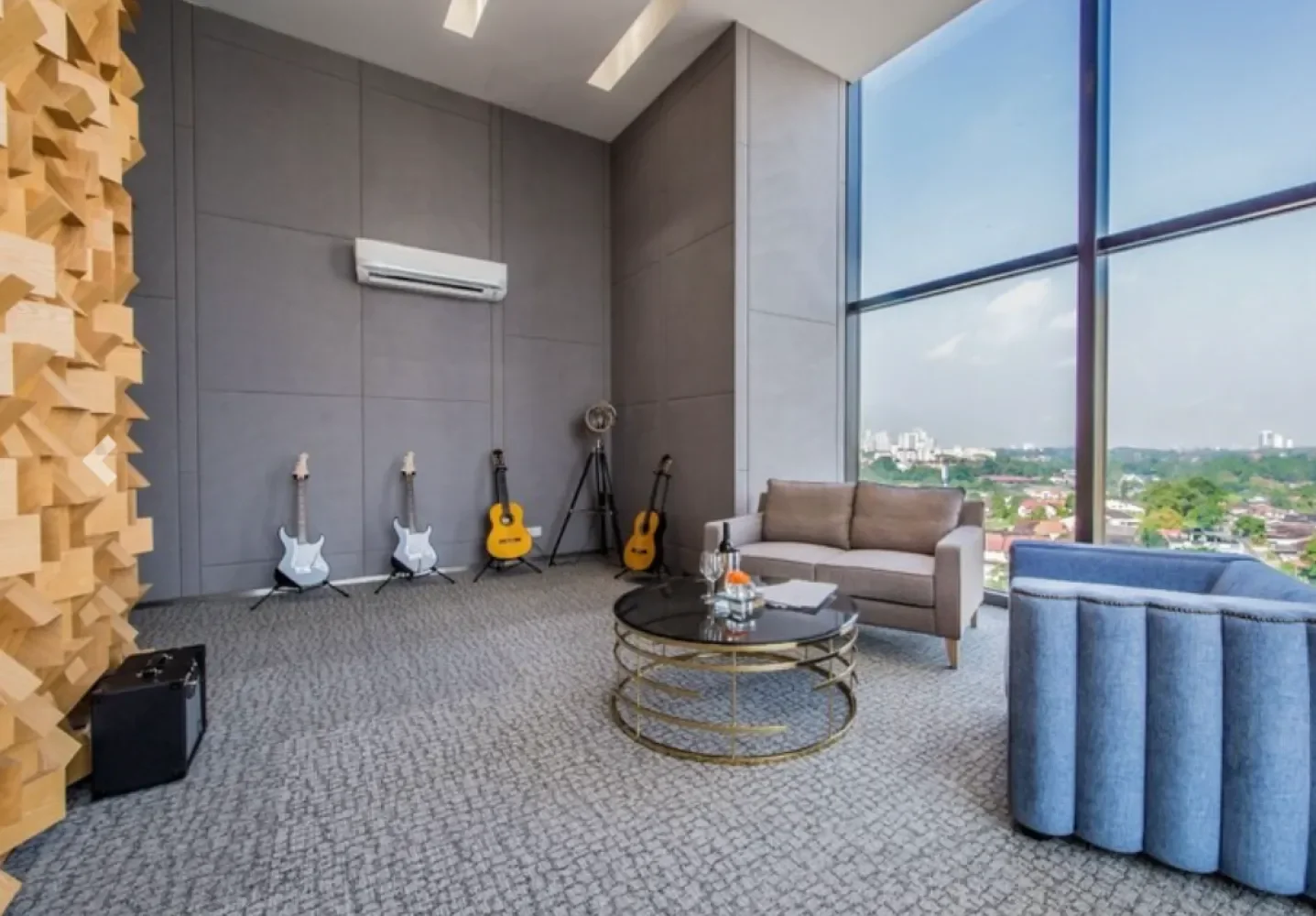 Bilik jamming muzik Setia Sky 88 dengan gitar dan tempat duduk lounge menghadap bandar