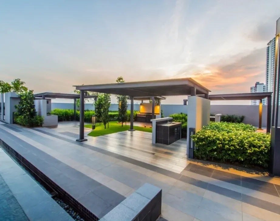 Lounge taman atas bumbung Setia Sky 88 dengan tempat duduk pergola pada waktu senja