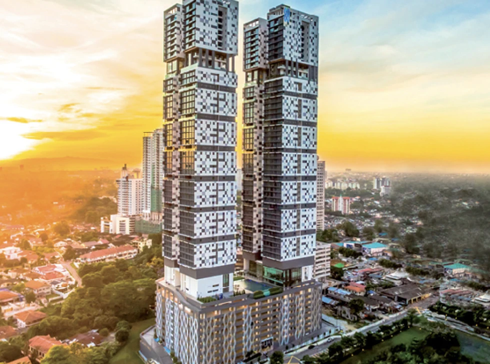 Pandangan udara tiga menara milik penuh 55 tingkat Setia Sky 88 pada waktu senja di pusat bandar Johor Bahru