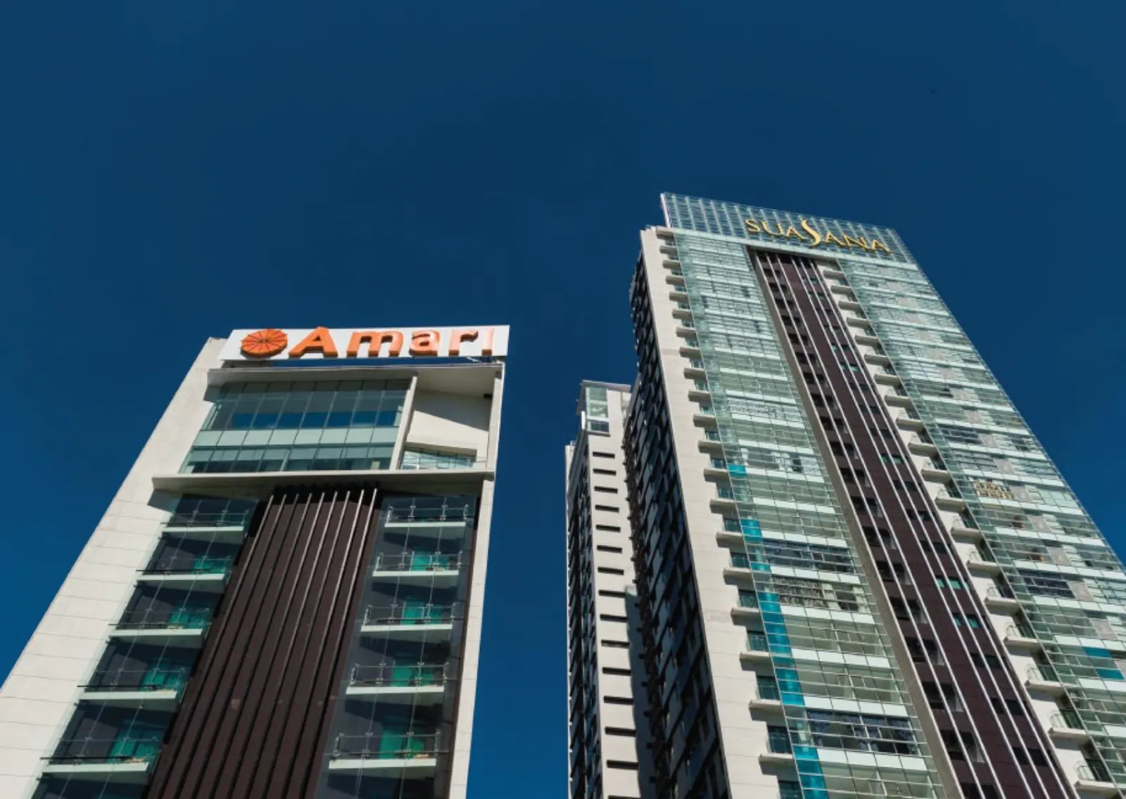 Shama Suasana 與新山Amari酒店雙塔日間仰視圖，位於JBCC