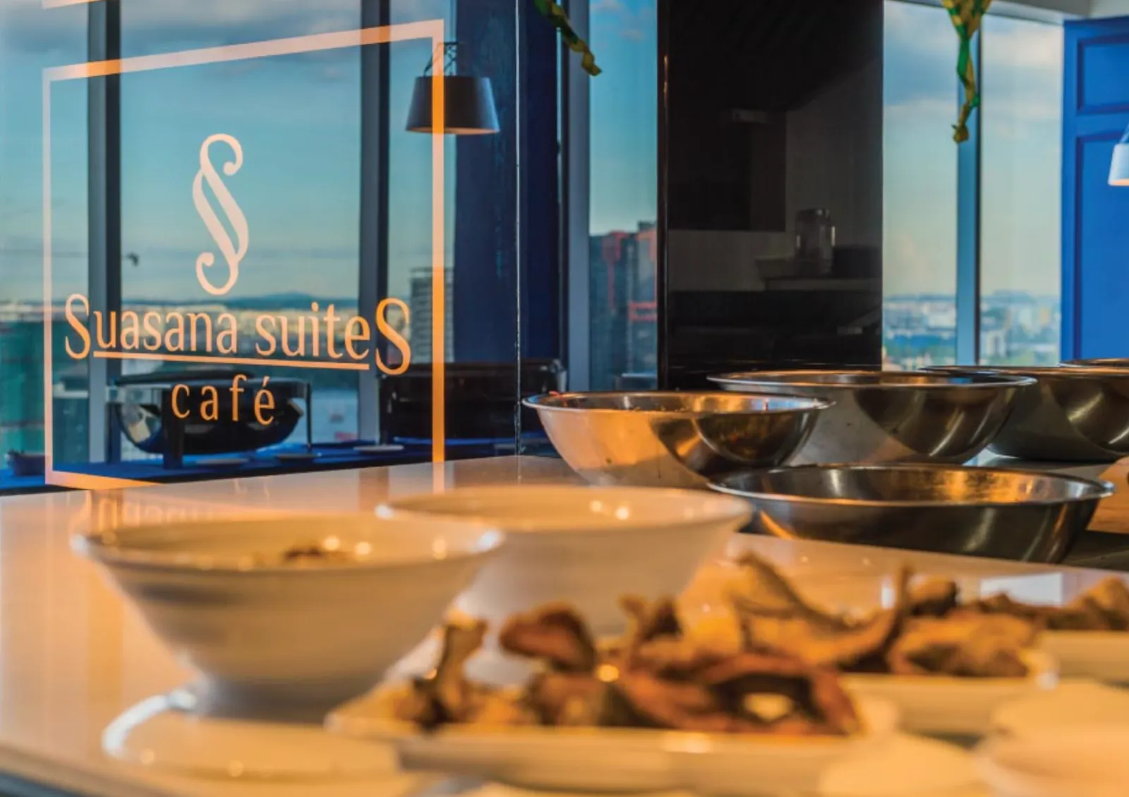 34樓 Suasana Suites Cafe 自助餐檯，背景為新山天際線景觀