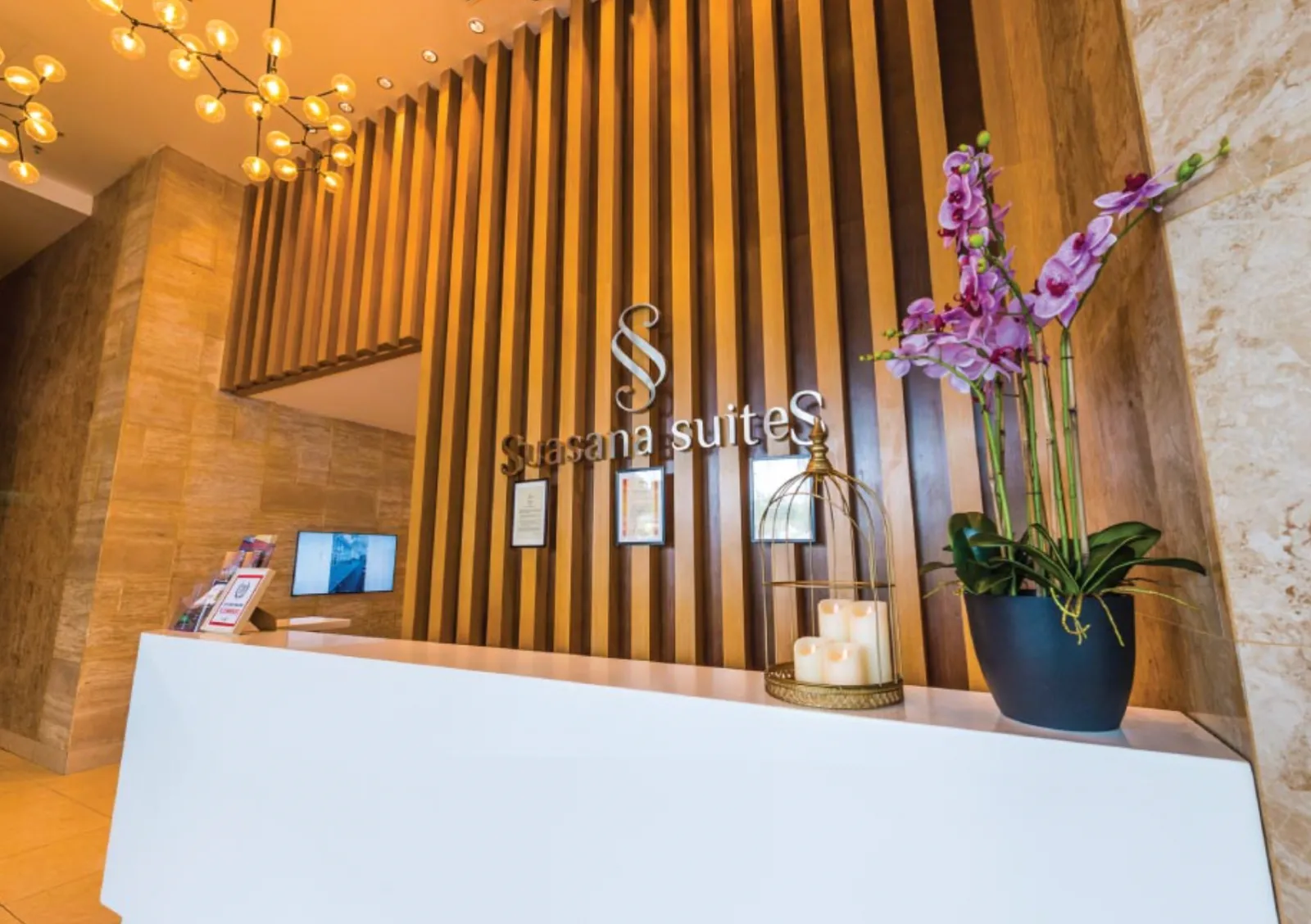Shama Suasana 地面樓層接待大堂，Suasana Suites標識牆