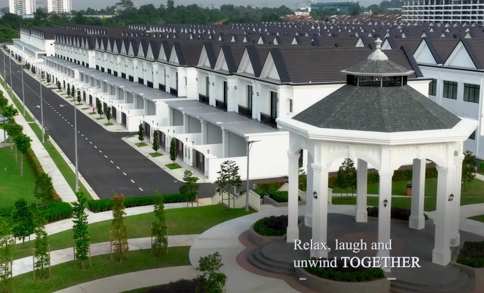 Pandangan udara barisan rumah teres South Hills @ Seri Alam dan taman kelab