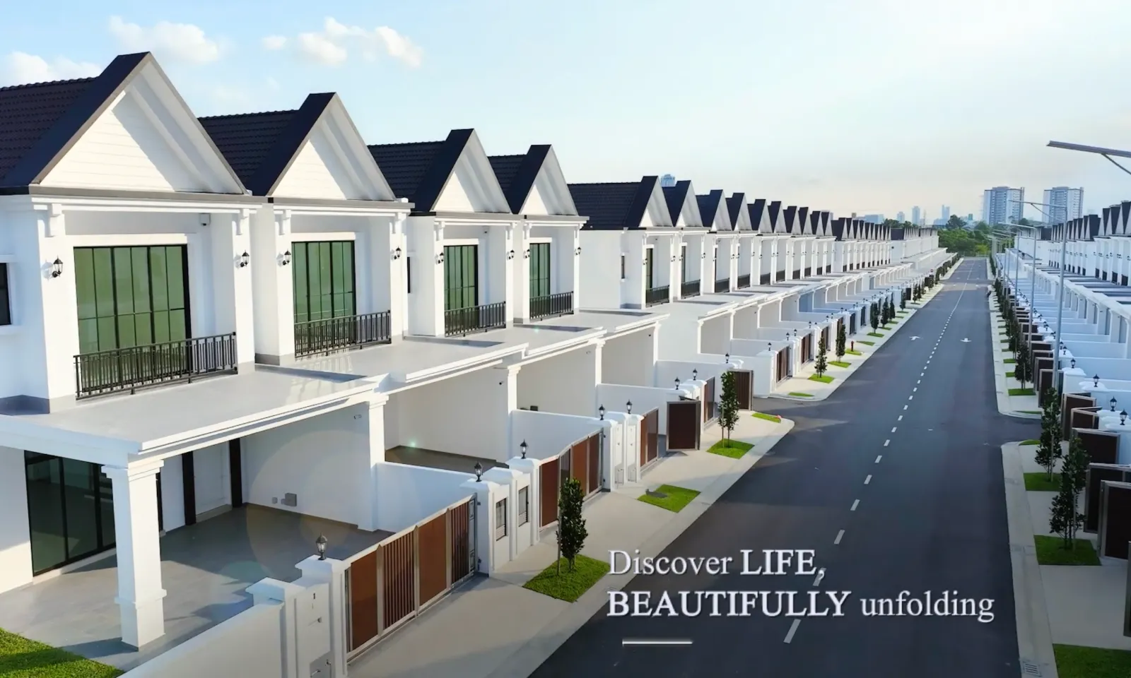 Pandangan udara jalan barisan rumah teres South Hills @ Seri Alam