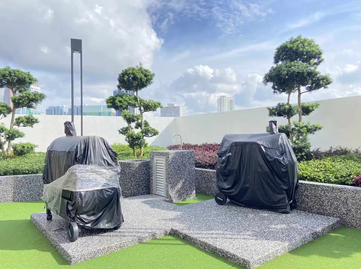 Taman BBQ di bumbung Space Residency dengan pemandangan skyline bandar Johor Bahru