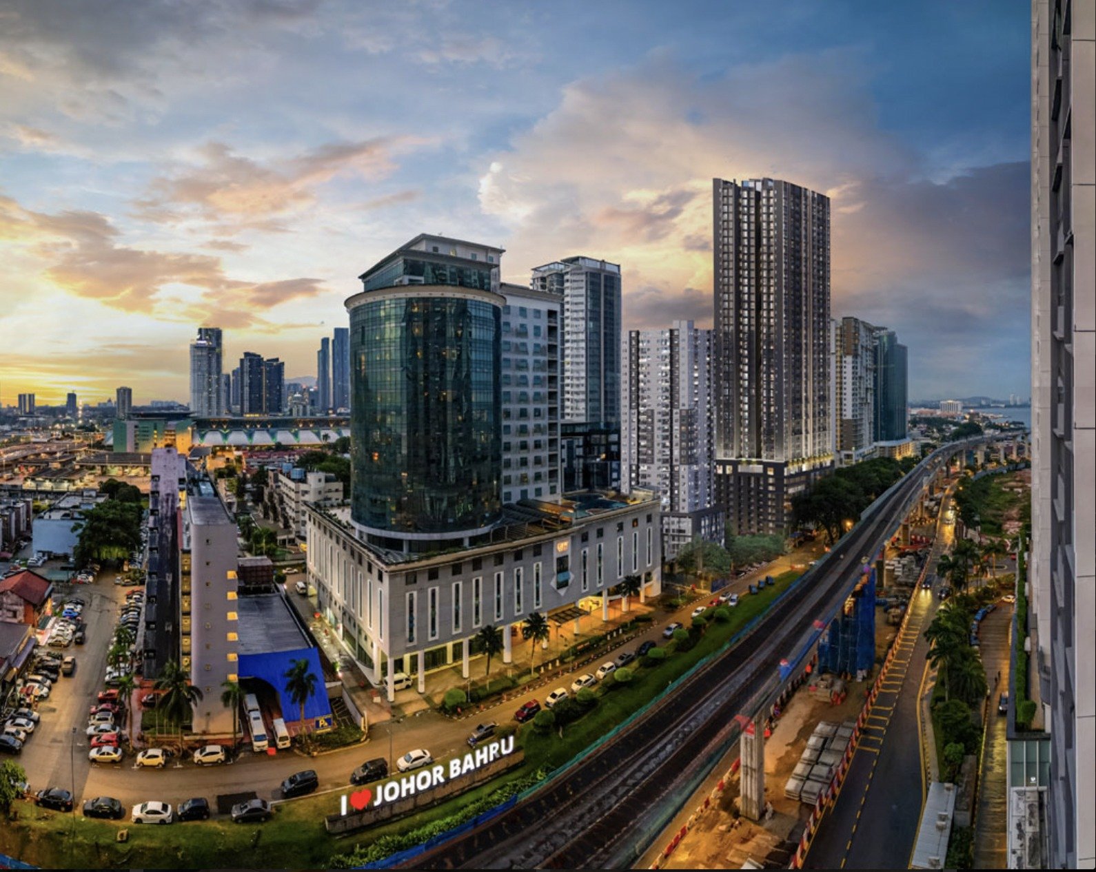Pandangan udara menara Summer Suites menjulang di atas garis langit Johor Bahru bersebelahan laluan rel RTS