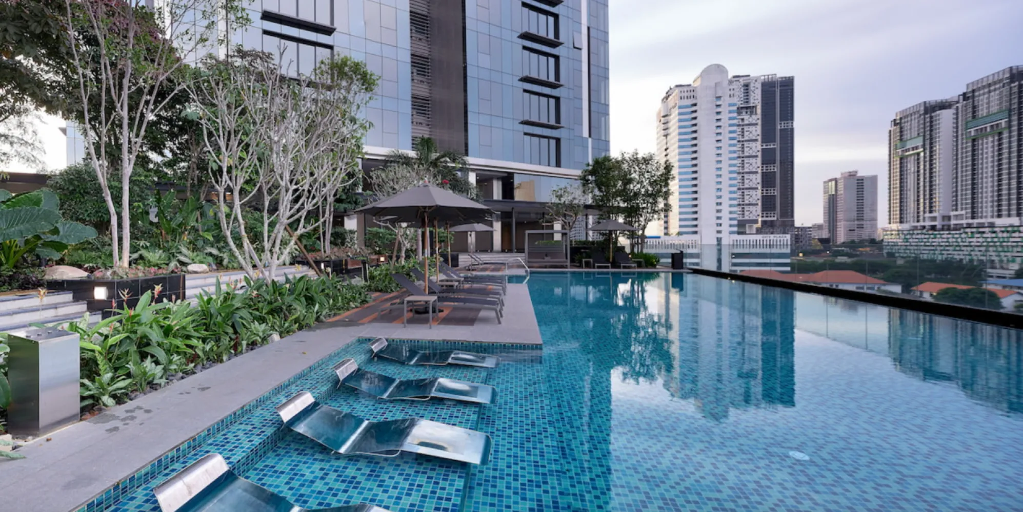 Panorama eksterior The Astaka bagi lanskap bandar Johor Bahru