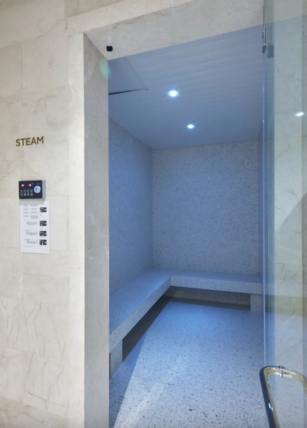 Interior lobi utama The Astaka dengan kemasan mewah