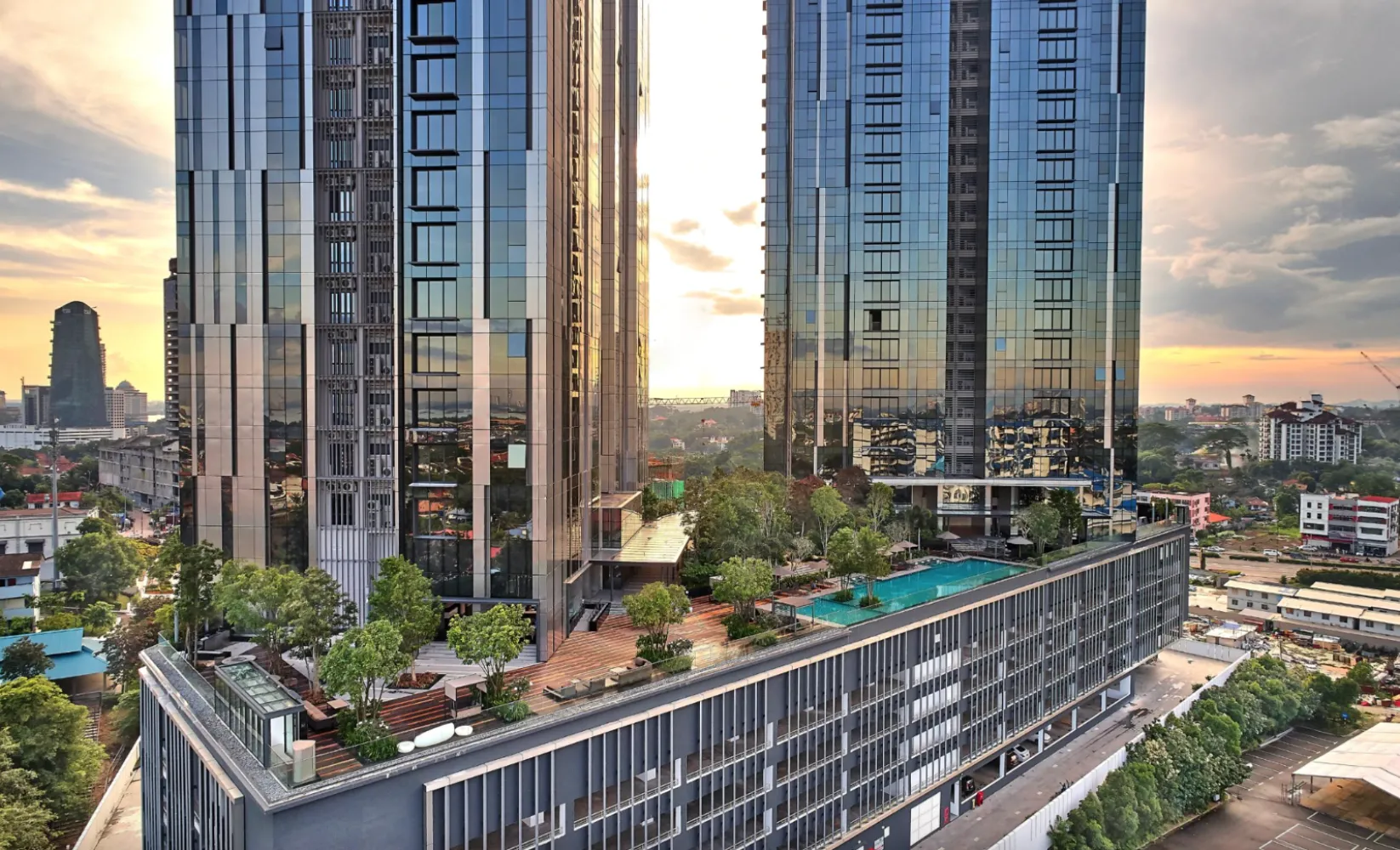 Pandangan luas podium dan dwi-menara The Astaka di atas Johor Bahru
