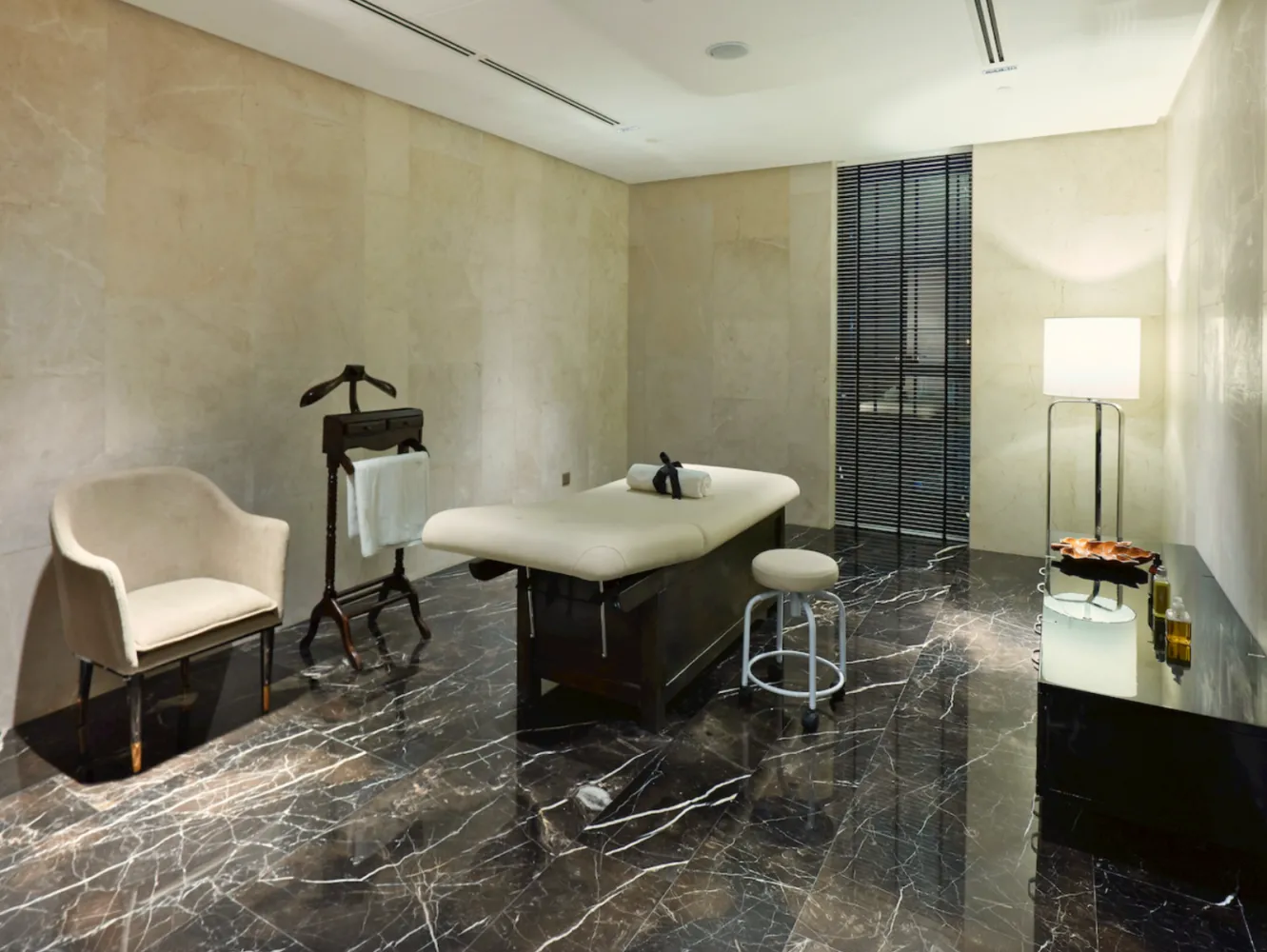 Interior sky lounge The Astaka dengan pemandangan bandar