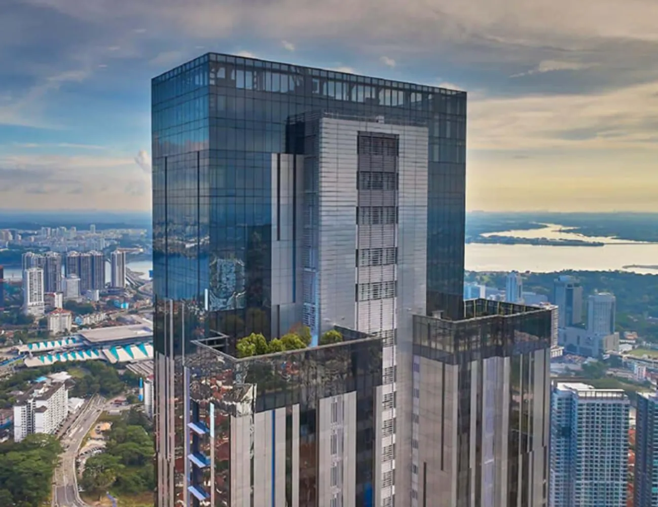 Puncak menara The Astaka dengan pemandangan Selat Johor ke arah Singapura