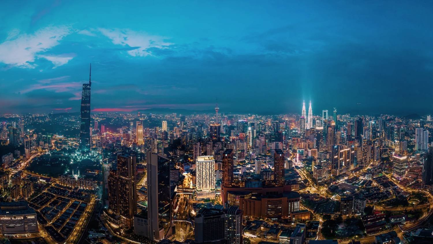Pandangan luar Times Square 2 Residences dari aras jalan menghadap skyline Bukit Bintang