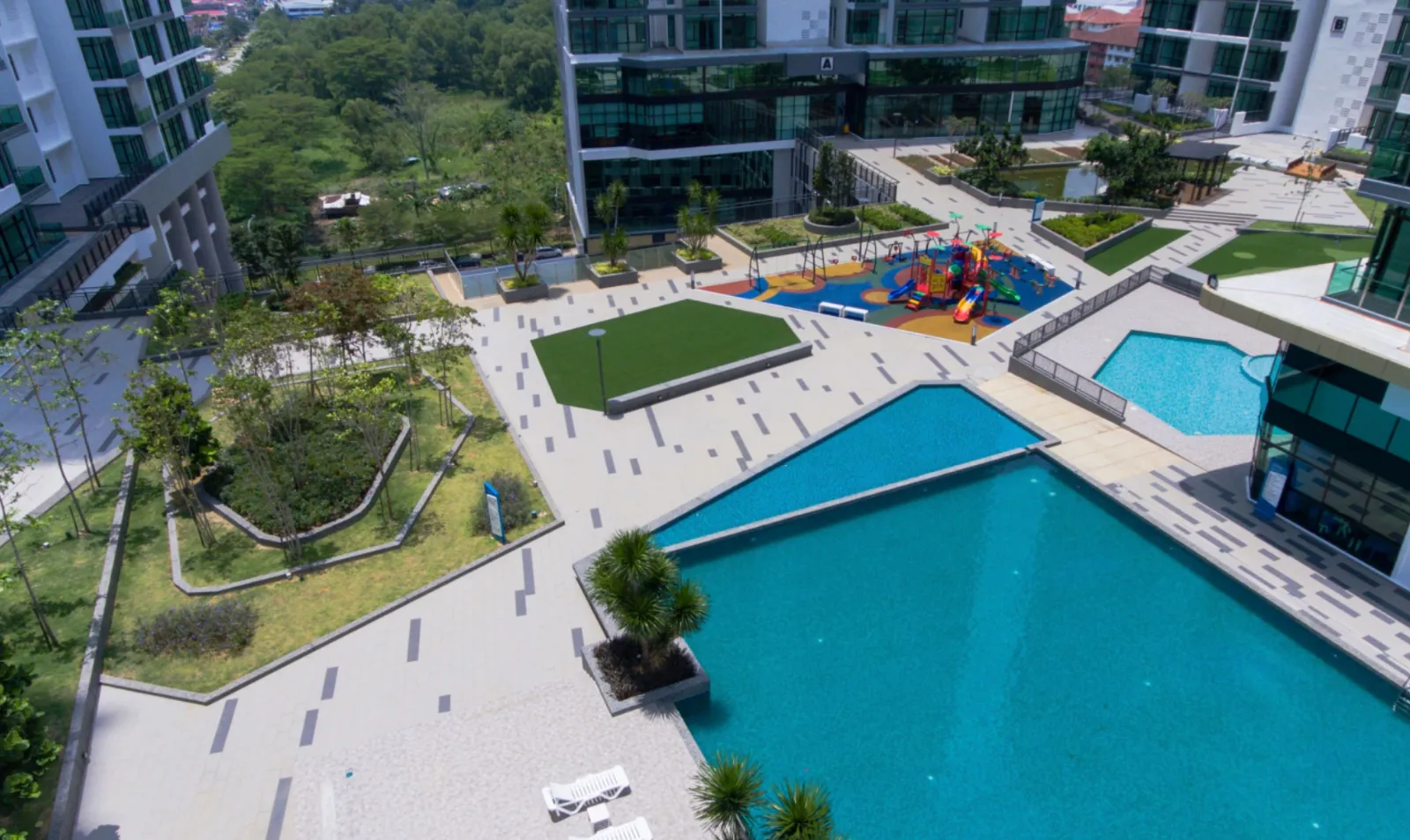 Pandangan udara podium rekreasi Wave Marina Cove dengan kolam renang dan taman permainan kanak-kanak